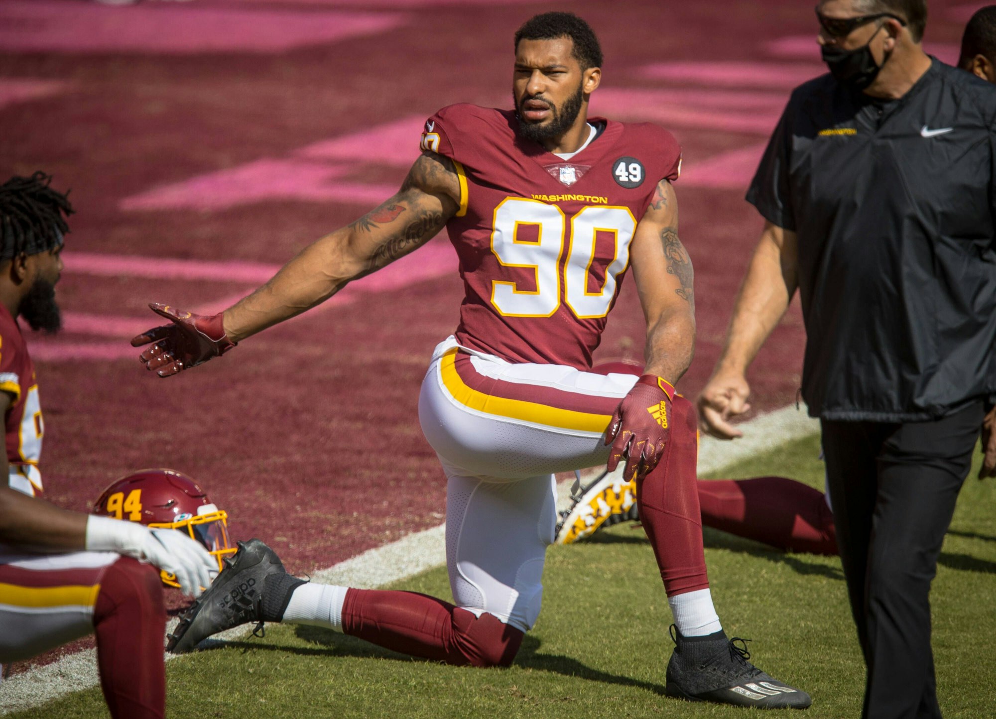 Montez Sweat dehnt sich vor einem Spiel.