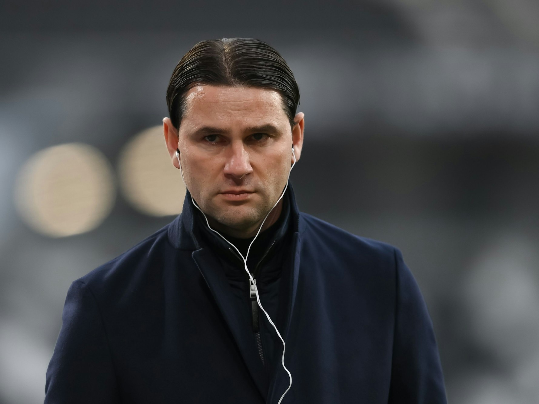 Leverkusen-Coach Gerardo Seoane sieht vor dem Spiel in Freiburg hoch konzentriert aus.