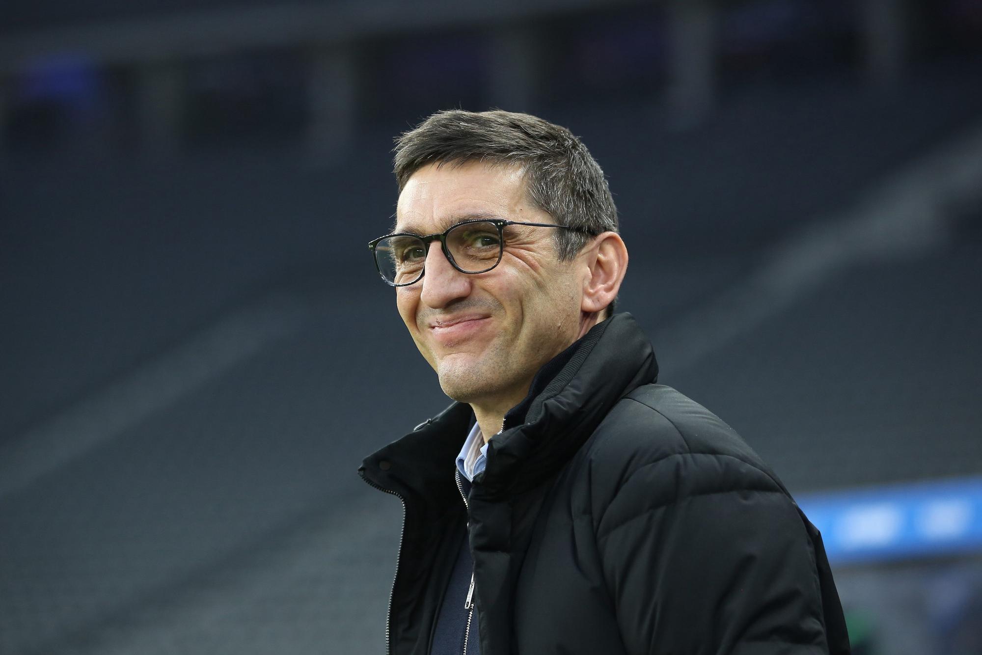 Hertha-Trainer Tayfun Korkut lächelt vor der Bundesliga-Partie gegen Arminia Bielefeld.