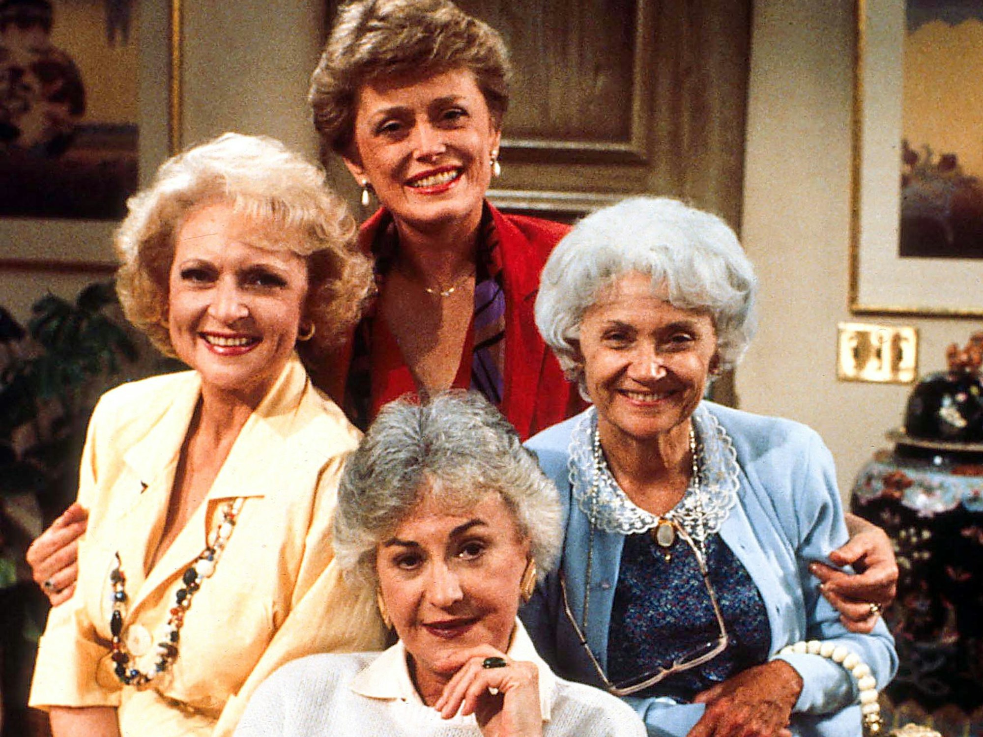 Betty White als Rose Nylund (l), Estelle Getty als Sophia Petrillo (r), Rue McClanahan als Blanche Elizabeth Devereaux (hinten) und Beatrice Arthur als Dorothy Zbornak waren die „Golden Girls“. Alle Darstellerinnen sind inzwischen verstorben