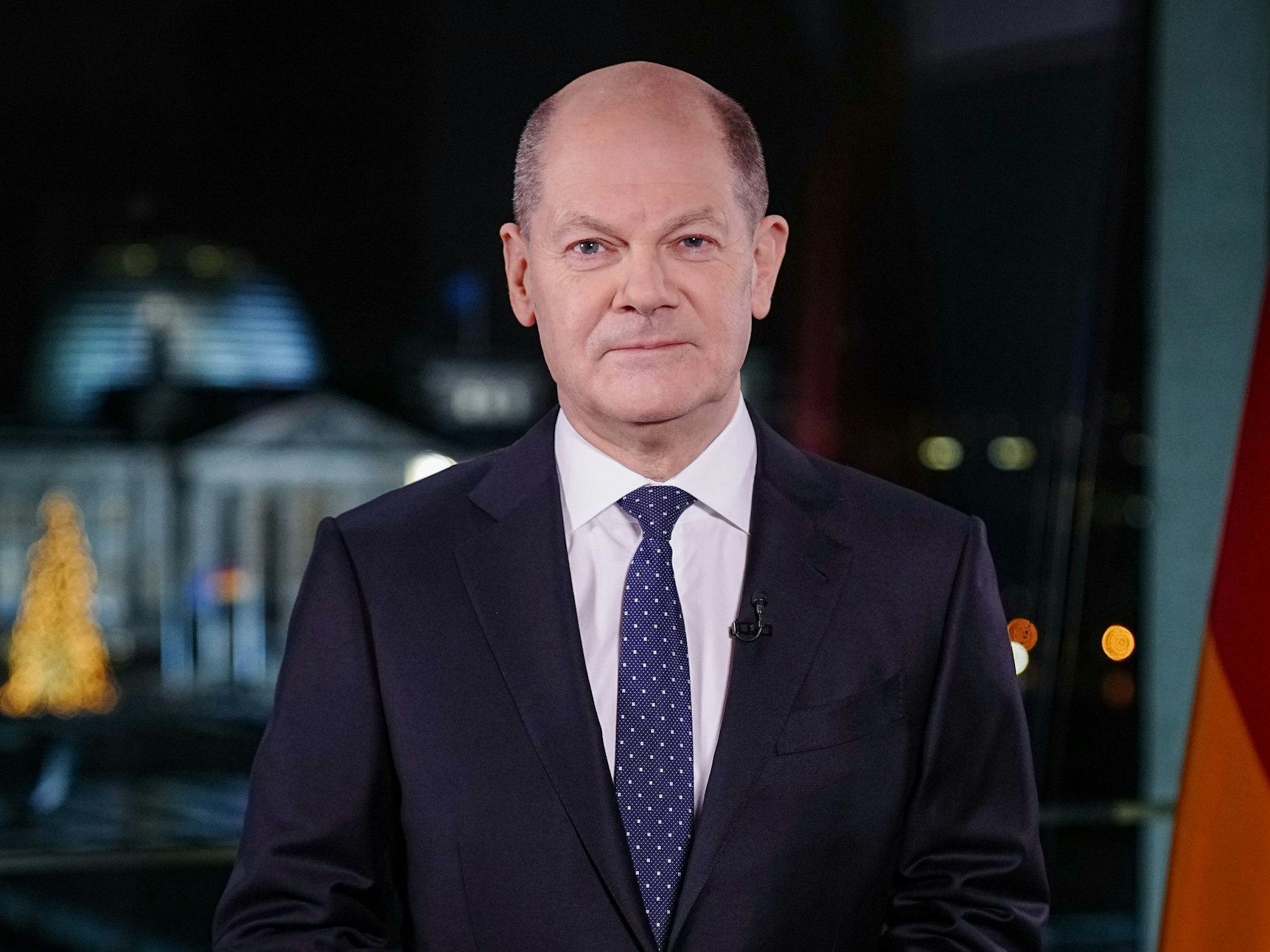 Bundeskanzler Olaf Scholz (SPD) steht bei der Aufzeichnung seiner Neujahrsansprache für das Jahr 2022 für die Fotografen im Bundeskanzleramt.