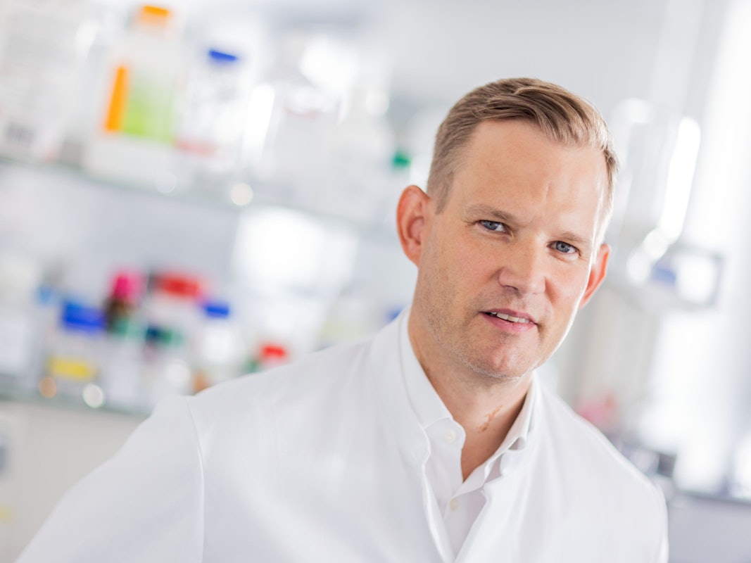 Hendrik Streeck, Direktor des Instituts für Virologie an der Uniklinik Bonn, steht am 04.10.2021 in einem Labor.