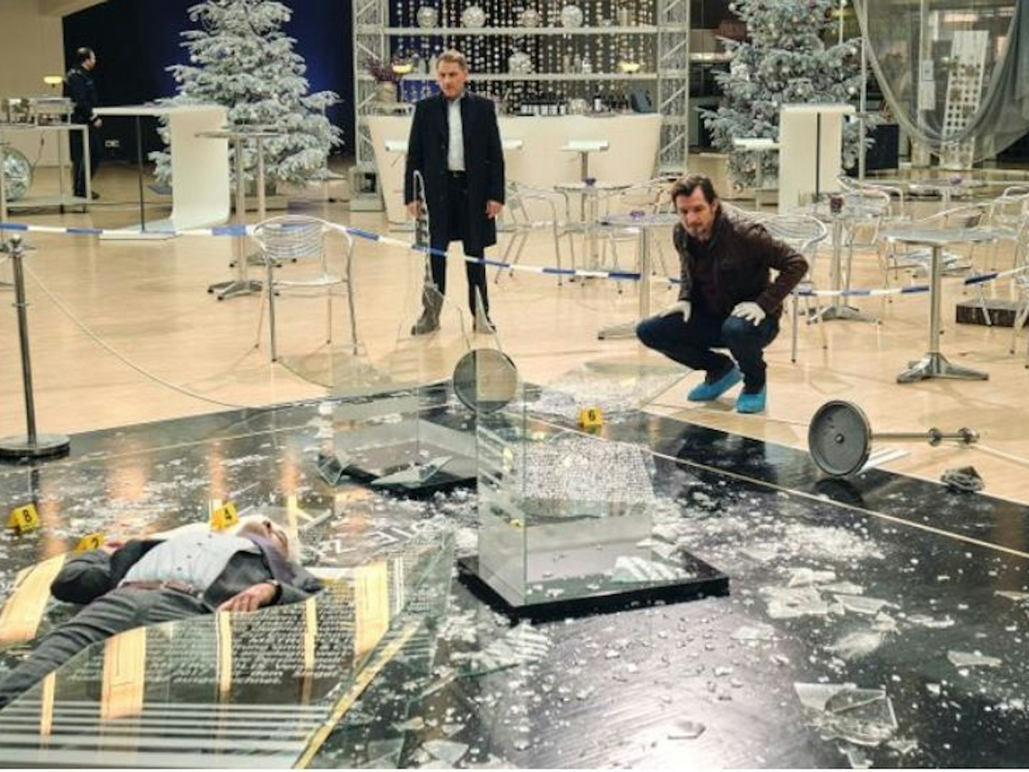 Tod im Versicherungskonzern: Nach einer Weihnachtsfeier ist Mathematiker Idris Demir (Ulas Kilic) aus großer Höhe in den Tod gestürzt. Ein Unfall scheidet eigentlich aus, denn der Tatort wurde heimlich zum Teil gereinigt. Die Stuttgarter Kommissare Thorsten Lannert (Richy Müller, links) und Sebastian Bootz (Felix Klare) ermitteln.
© SWR / Benoît Linder