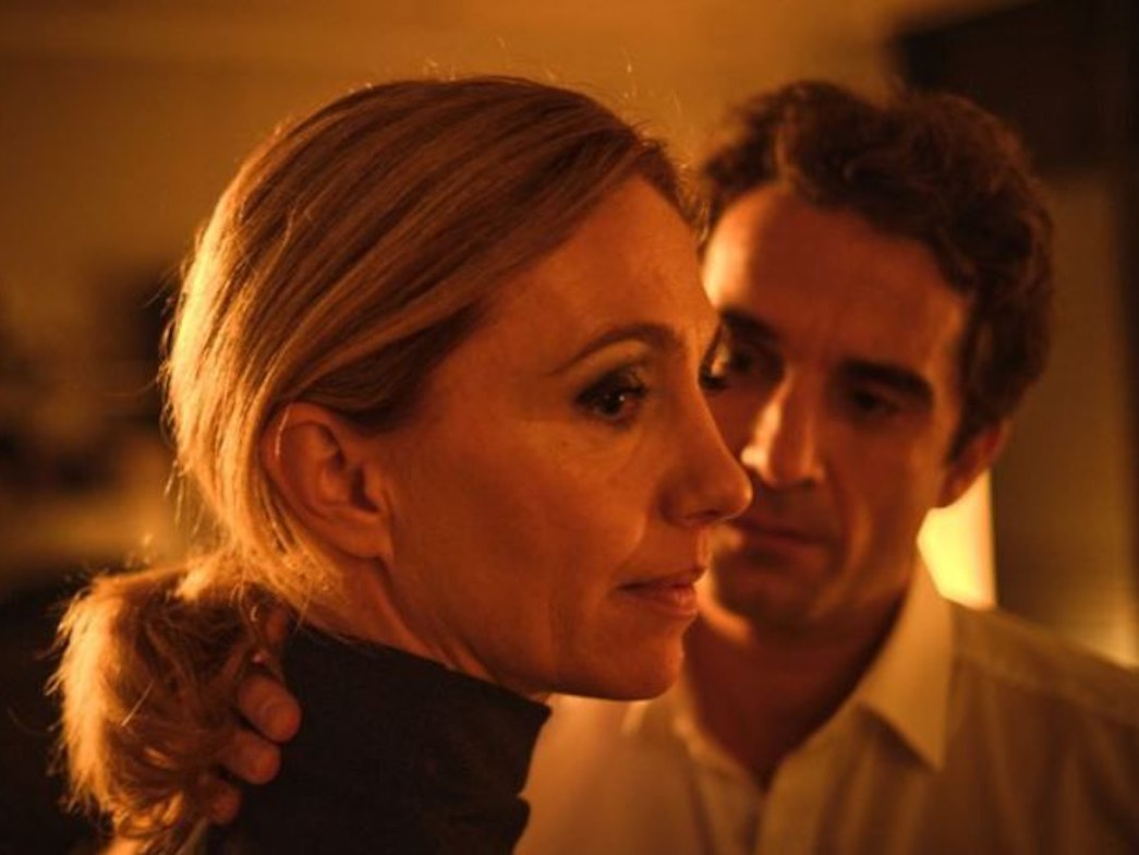 Tatort: Videobeweis
Im Stuttgarter "Tatort: Videobeweis" kamen sich am Ende einer stimmungsvollen Weihnachtsfeier Chef Oliver Jansen (Oliver Wnuk) und Mathematikerin Kim Tramell (Ursina Lardi) näher. Beide hatten etwas getrunken. Doch war die Intimität einvernehmlich? Welche Möglichkeiten gibt es, dies festzustellen?
© SWR / Benoît Linder