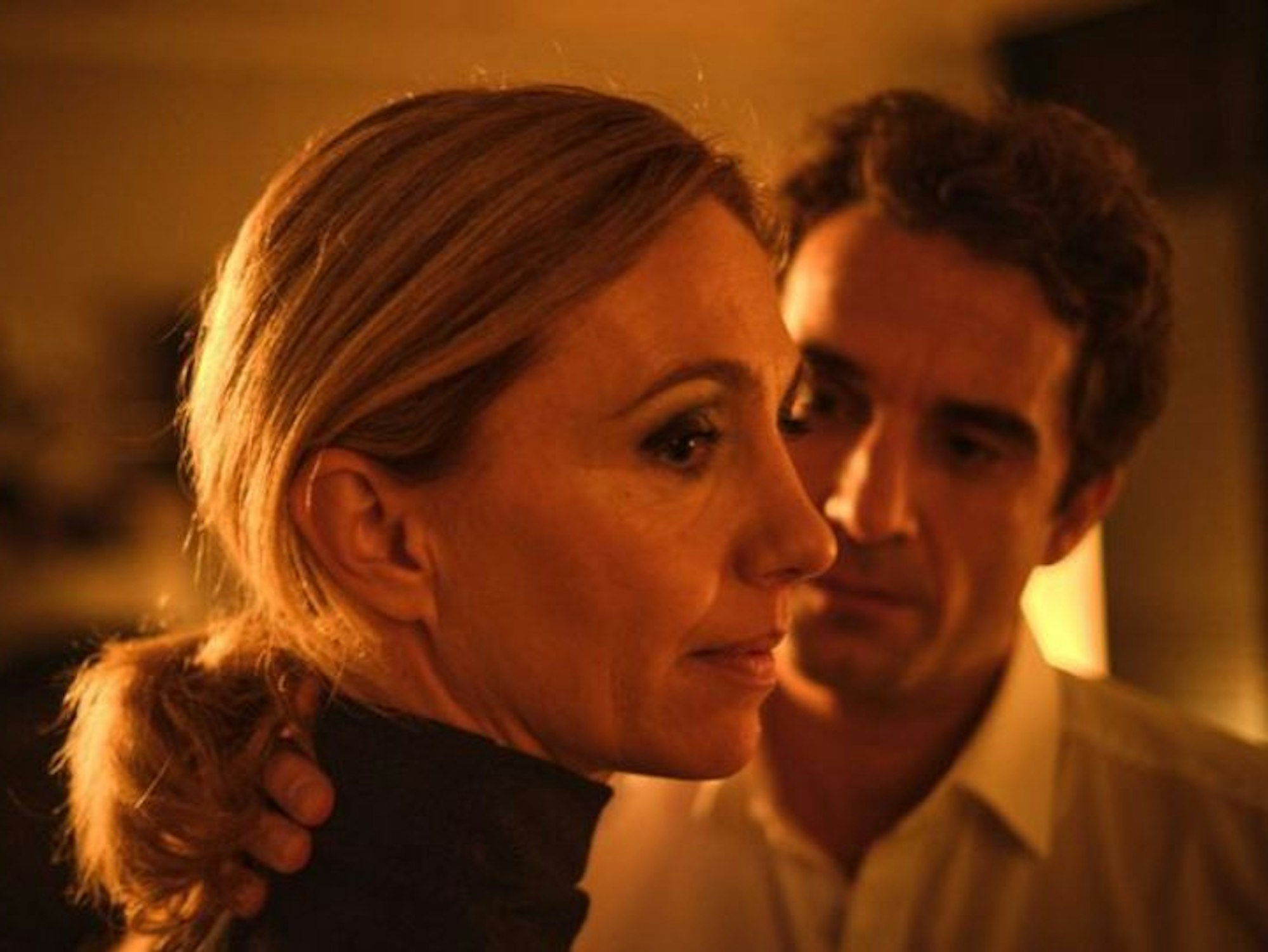 Tatort: Videobeweis
Im Stuttgarter "Tatort: Videobeweis" kamen sich am Ende einer stimmungsvollen Weihnachtsfeier Chef Oliver Jansen (Oliver Wnuk) und Mathematikerin Kim Tramell (Ursina Lardi) näher. Beide hatten etwas getrunken. Doch war die Intimität einvernehmlich? Welche Möglichkeiten gibt es, dies festzustellen?
© SWR / Benoît Linder