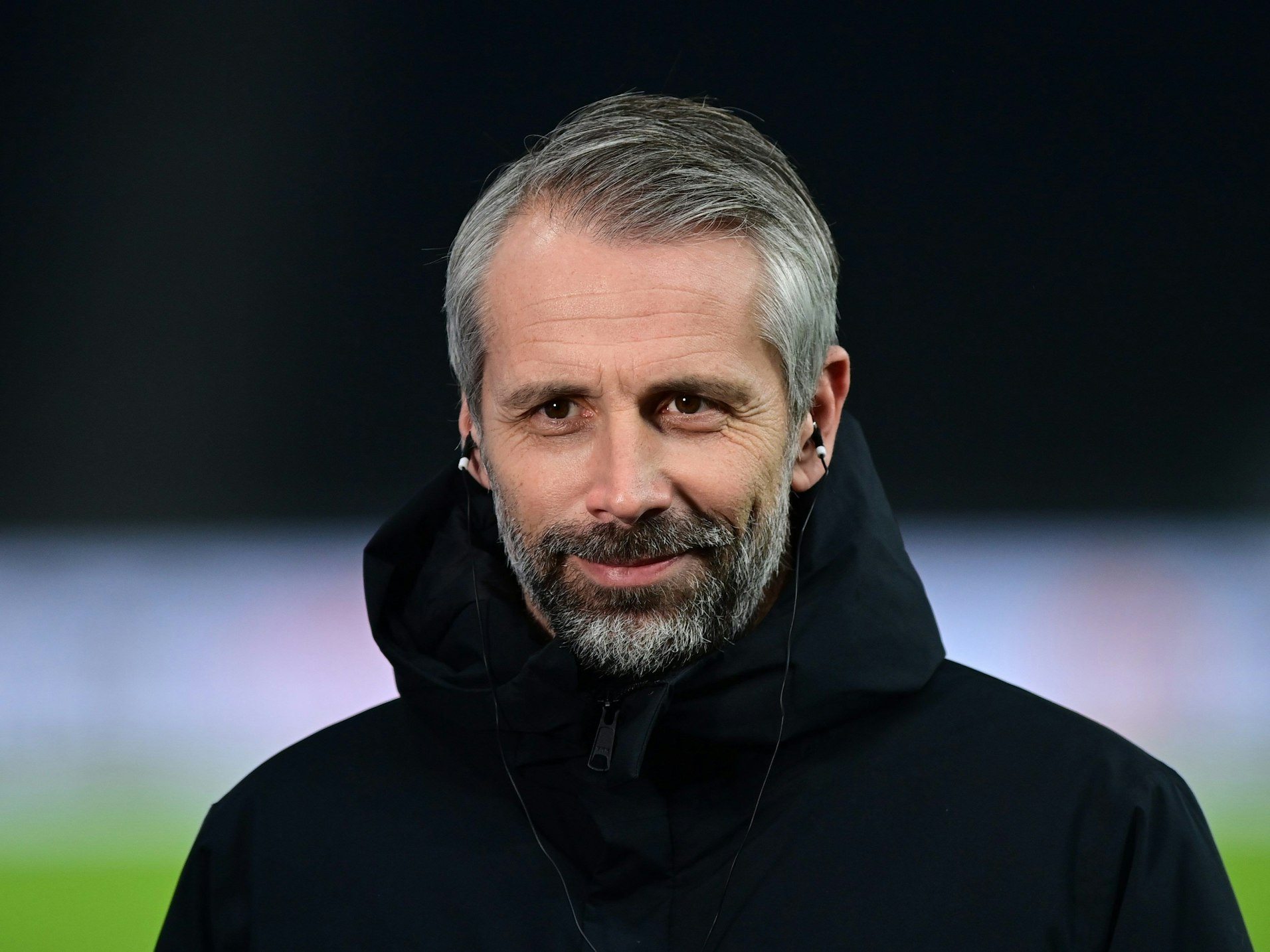 BVB-Coach Marco Rose lächelt im Interview vor der Partie gegen Hertha BSC.