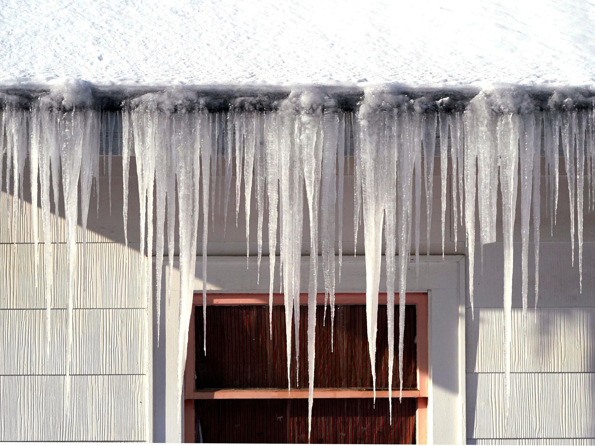 Riesige Eiszapfen hängen vom Dach eines Hauses in Bellingham, einer Stadt im Nordwesten des US-Bundesstaats Washington.