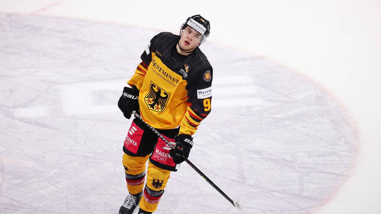 Eishockey-Talent John-Jason Peterka beim Nationalmannschaftsspiel gegen Tschechien.