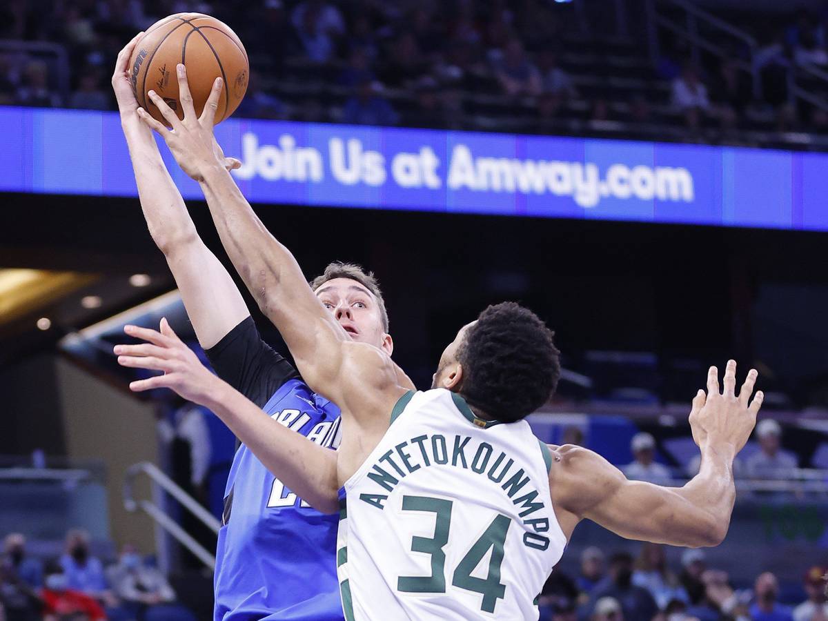 Orlando-Talent Franz Wagner wird von Bucks-Star Giannis Antetokounmpo geblockt.