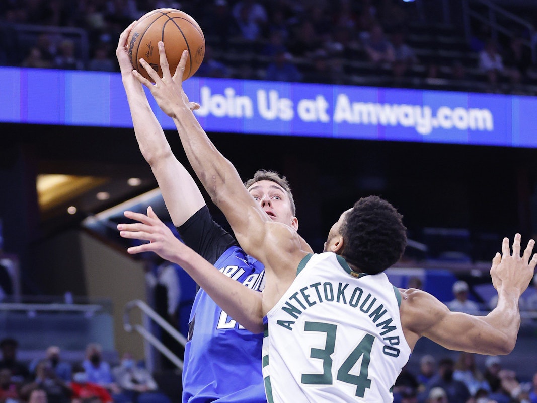 Orlando-Talent Franz Wagner wird von Bucks-Star Giannis Antetokounmpo geblockt.