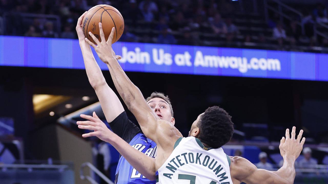 Orlando-Talent Franz Wagner wird von Bucks-Star Giannis Antetokounmpo geblockt.