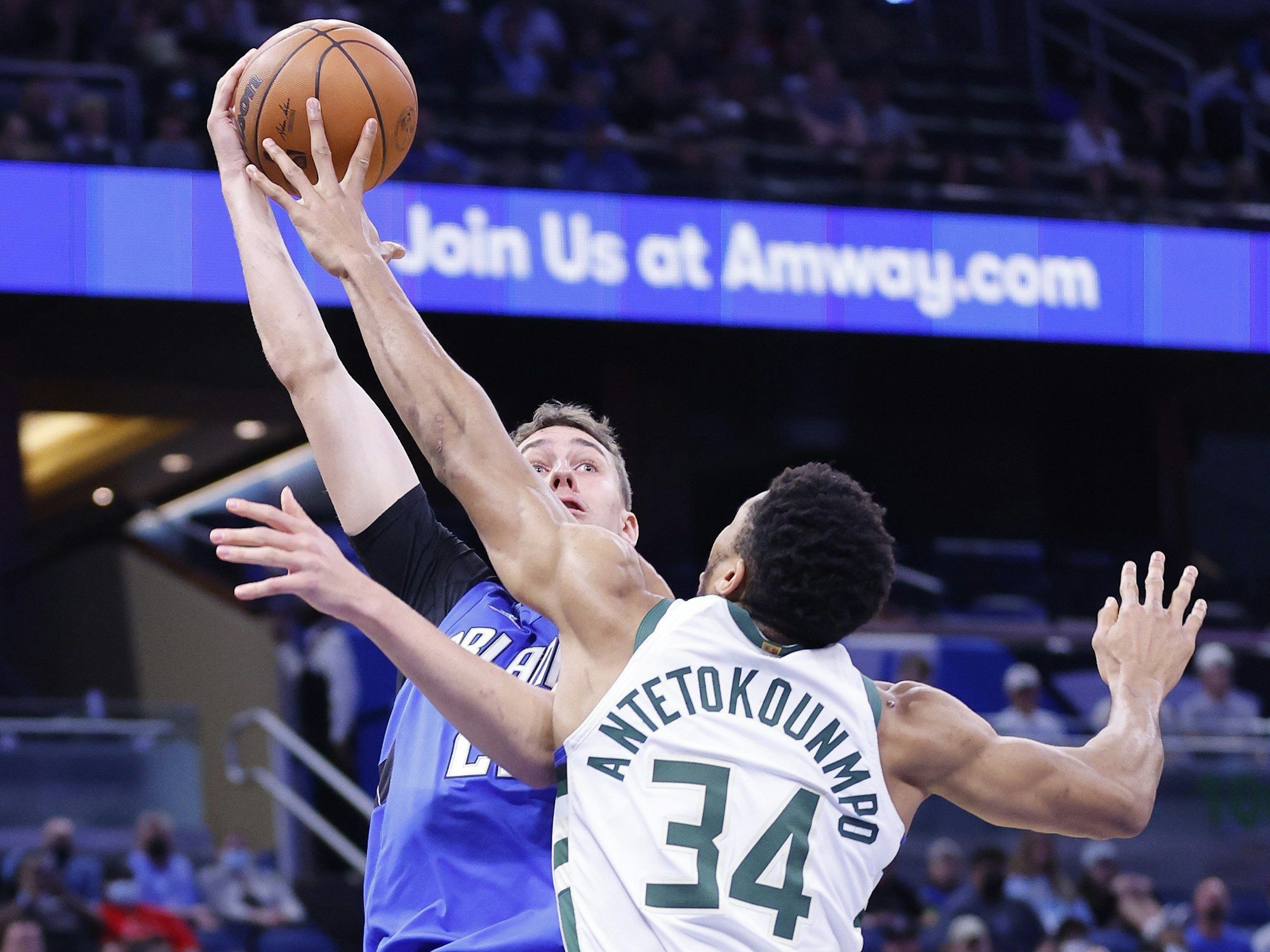 Orlando-Talent Franz Wagner wird von Bucks-Star Giannis Antetokounmpo geblockt.