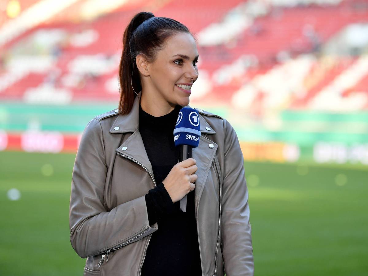 Esther Sedlaczek im Einsatz für die ARD.