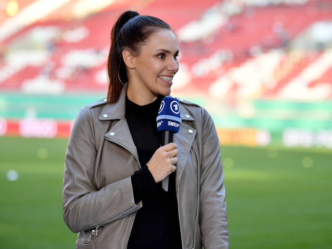 Esther Sedlaczek im Einsatz für die ARD.