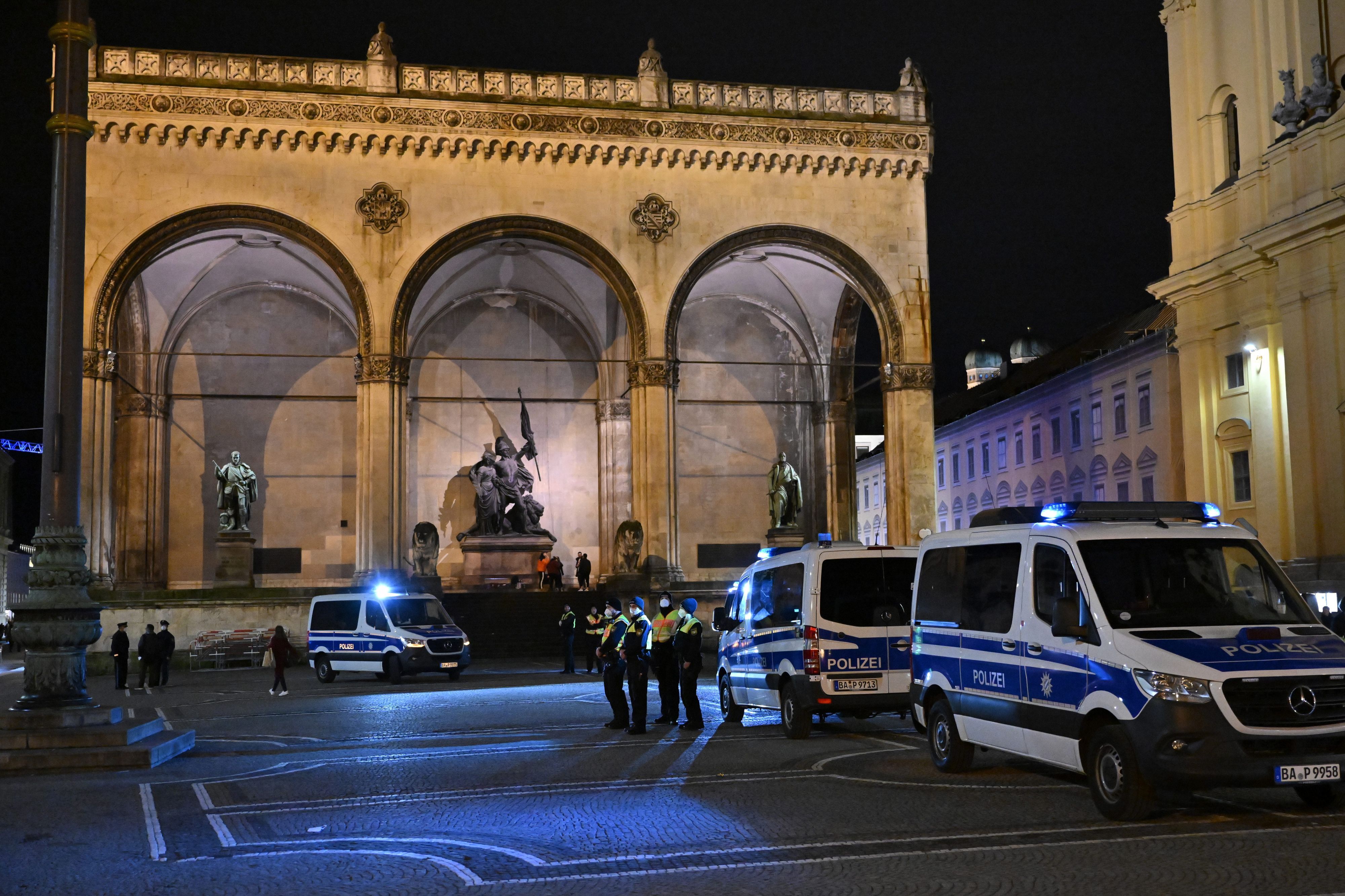 Einsatzkräfte der Polizei stehen am 30. Dezember 2021 auf dem Odeonsplatz vor der Feldherrnhalle, falls sich „Spaziergänger“ versammeln sollten. Hier wurde der Mann, der sich als Oberfeldwebel ausgibt, festgenommen.