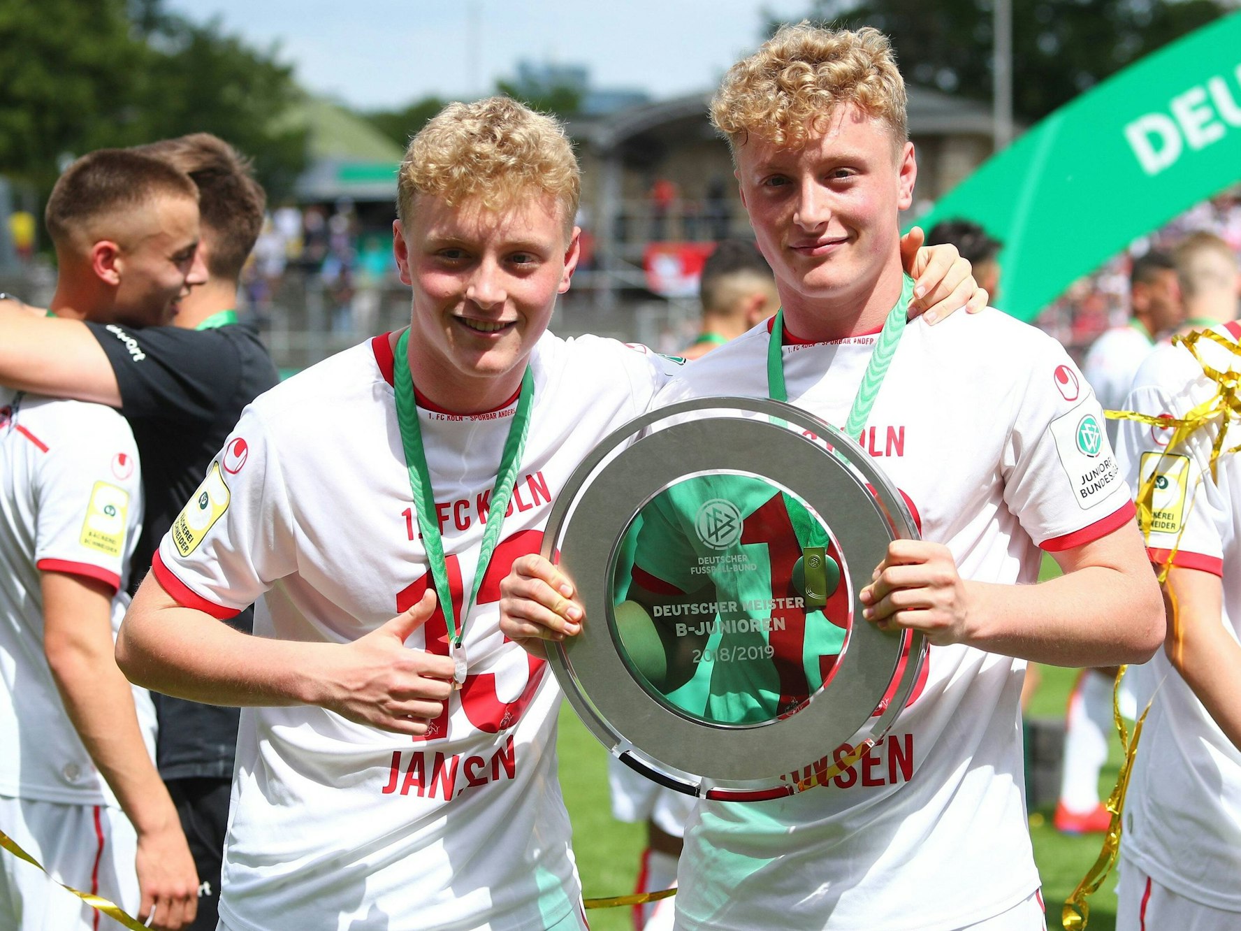 Die Zwillingsbrüder Jonas und Jacob Jansen posieren mit der Schale in den Händen: 2019 gewannen sie mit der U17 des 1. FC Köln gegen den BVB das Meisterschaftsfinale.