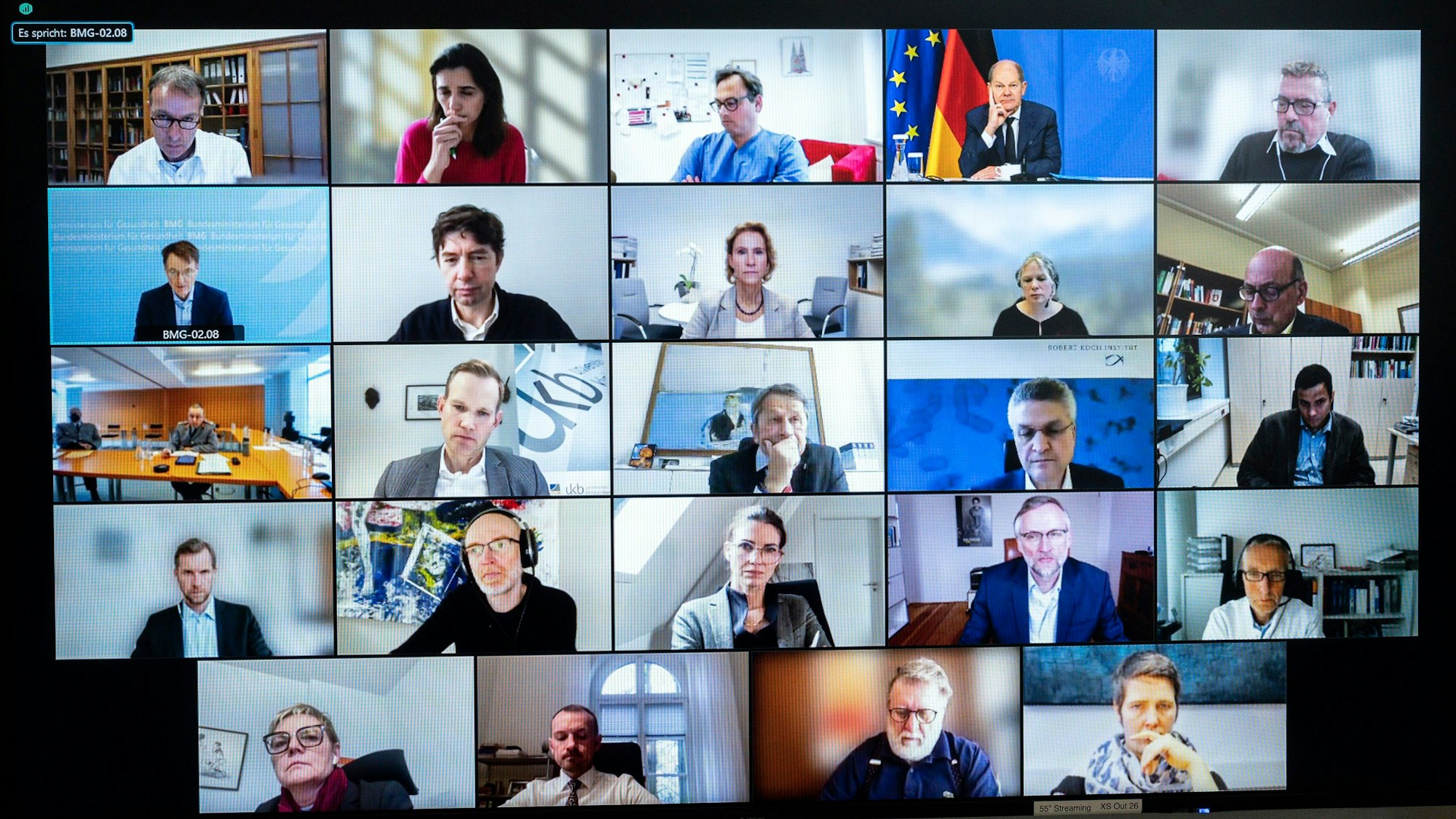 Bundeskanzler Olaf Scholz (SPD, obere Reihe 2.v.r) zu Beginn der virtuellen Sitzung des Corona-Expertenrats im Kanzleramt am 14. Dezember 2021.