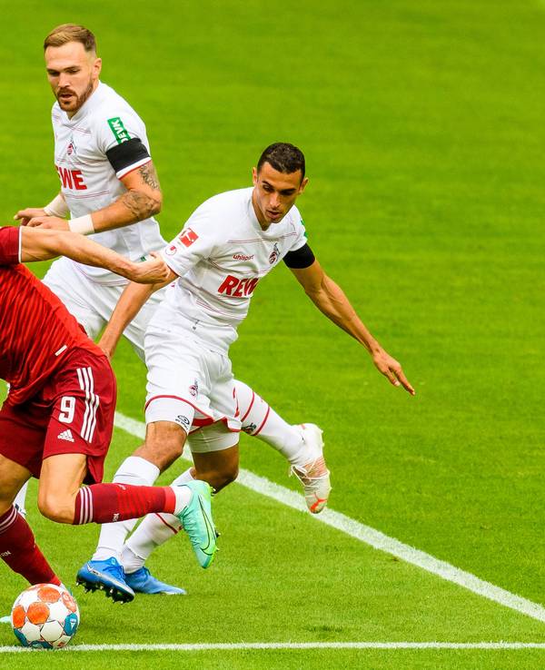 Ellyes Skhiri versucht Bayern-Stürmer Robert Lewandowski den Ball abzuluchsen, Rafael Czichos beobachtet den Zweikampf aus nächster Nähe.