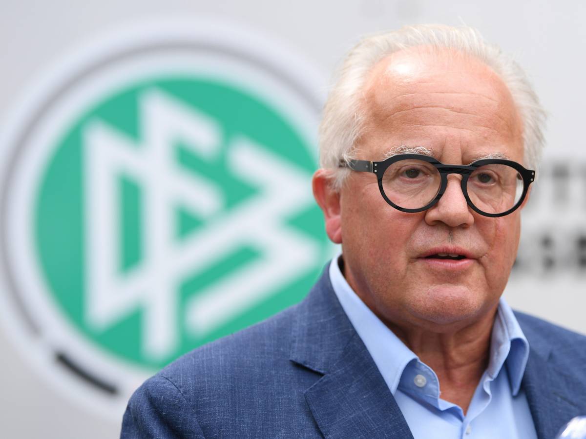 Fritz Keller vor einem DFB-Logo
