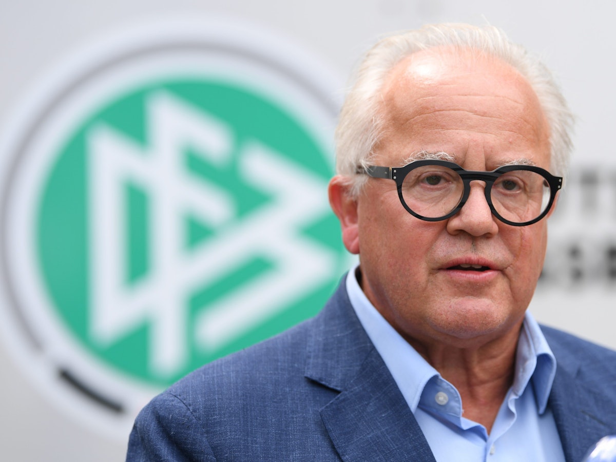 Fritz Keller vor einem DFB-Logo