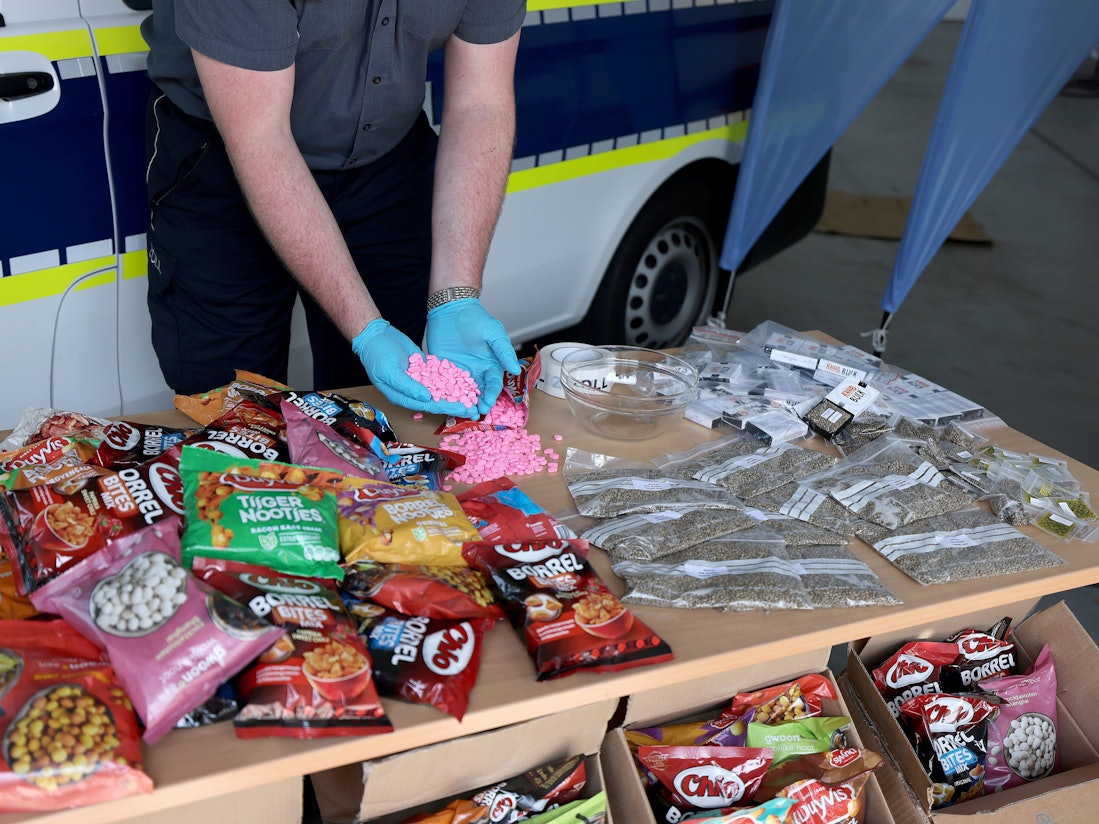 Ein Zollbeamter hält Ecstasy-Tabletten am Flughafen Köln/Bonn in der Hand.