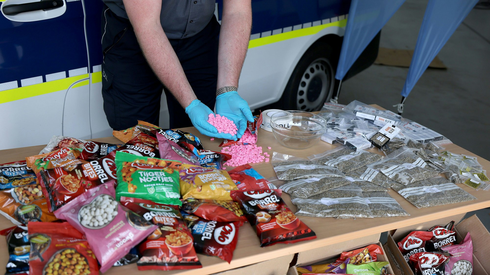 Ein Zollbeamter hält Ecstasy-Tabletten am Flughafen Köln/Bonn in der Hand.