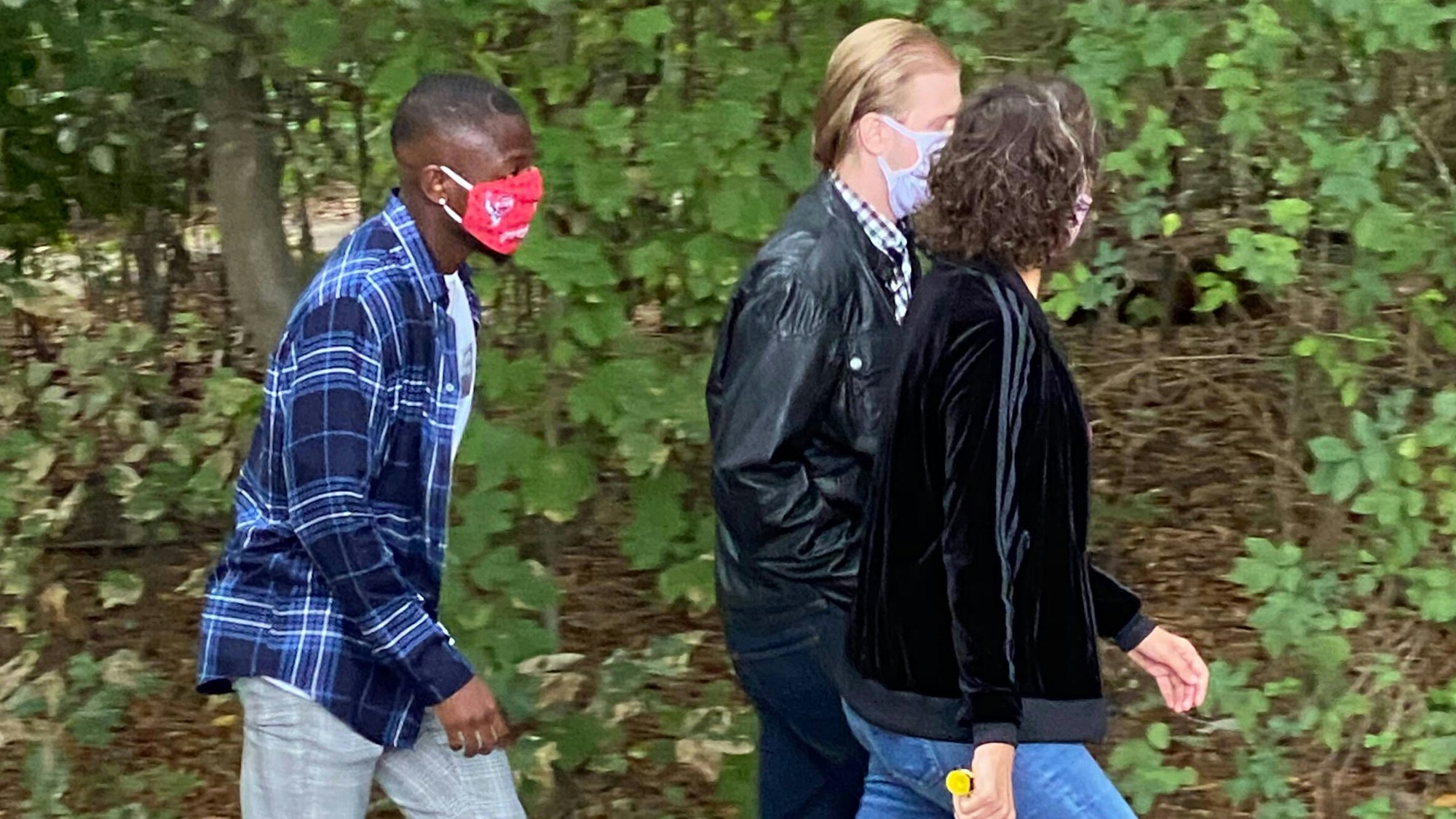 Streli Mamba trägt am Geißbockheim eine Maske des 1. FC Köln.