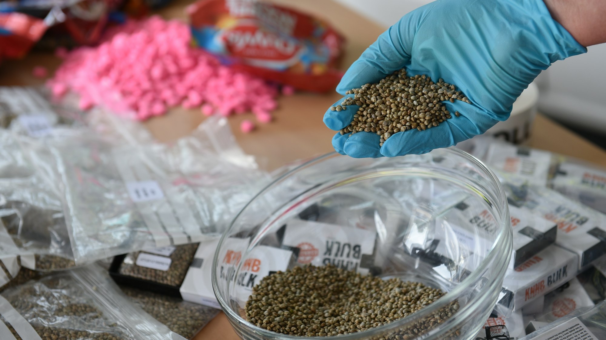 Das Hauptzollamt Köln präsentiert zwei Rekord-Funde am Flughafen Köln/Bonn.