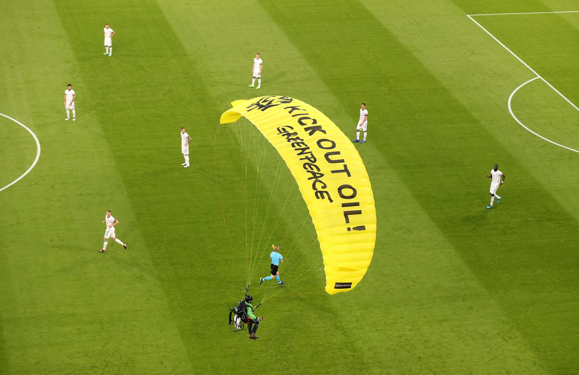 Ein Greenpeace-Aktivist landet beim Deutschland-Spiel mitten auf dem Rasen.