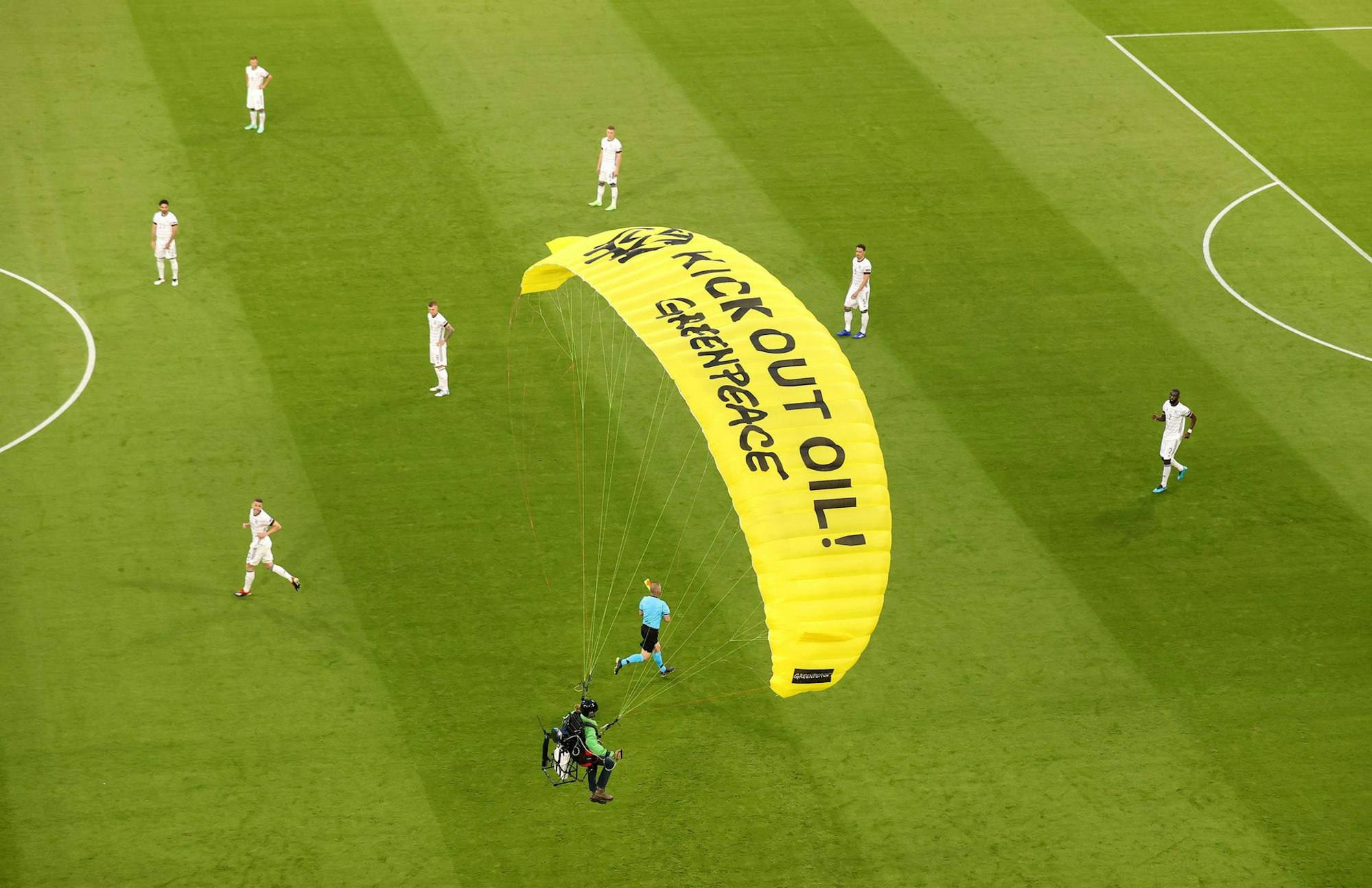 Ein Greenpeace-Aktivist landet beim Deutschland-Spiel mitten auf dem Rasen.