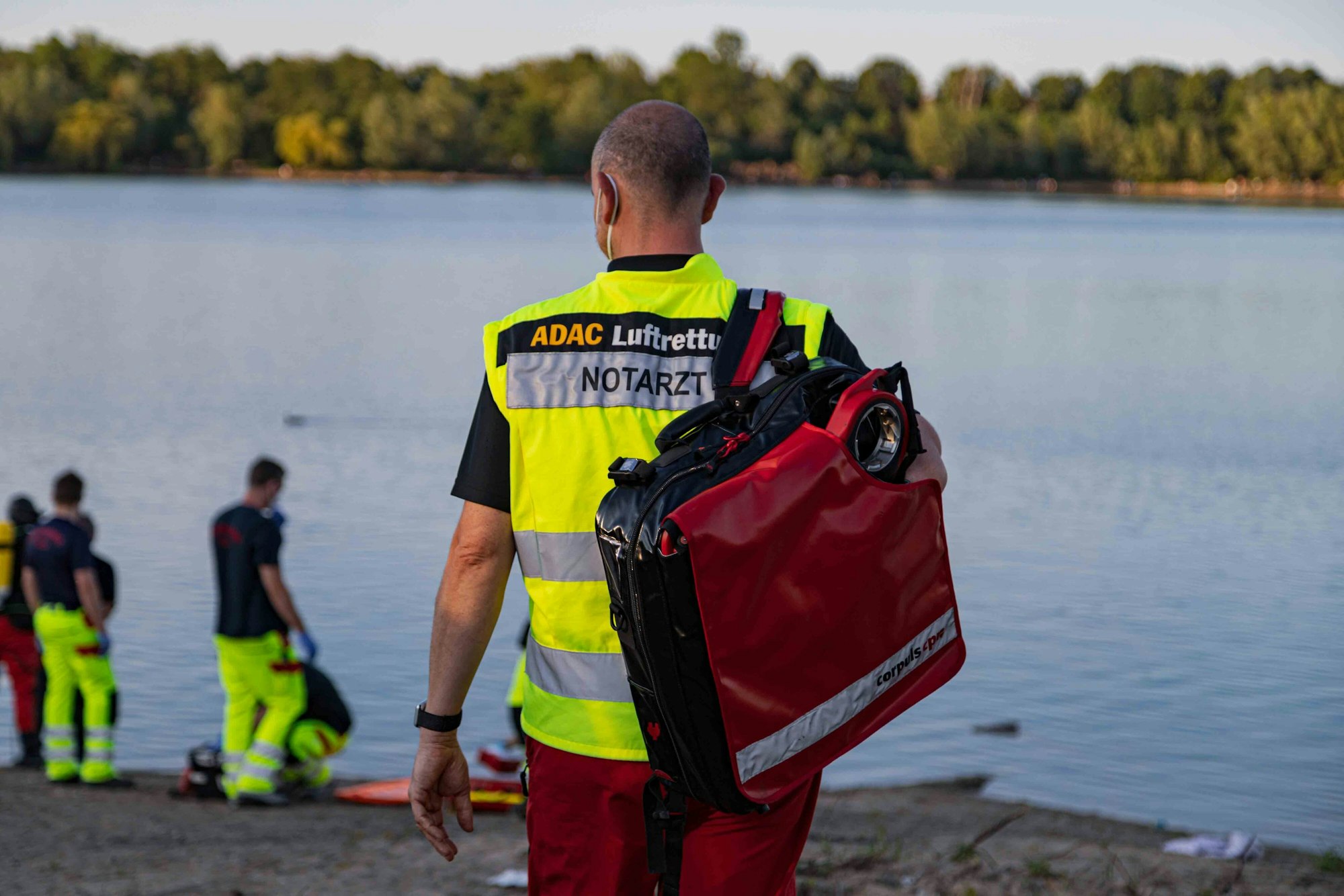 Erneut ist es am Rotter See zu einem tödlichen Badeunglück gekommen (Symbolfoto von einem Rettungseinsatz an einem See).