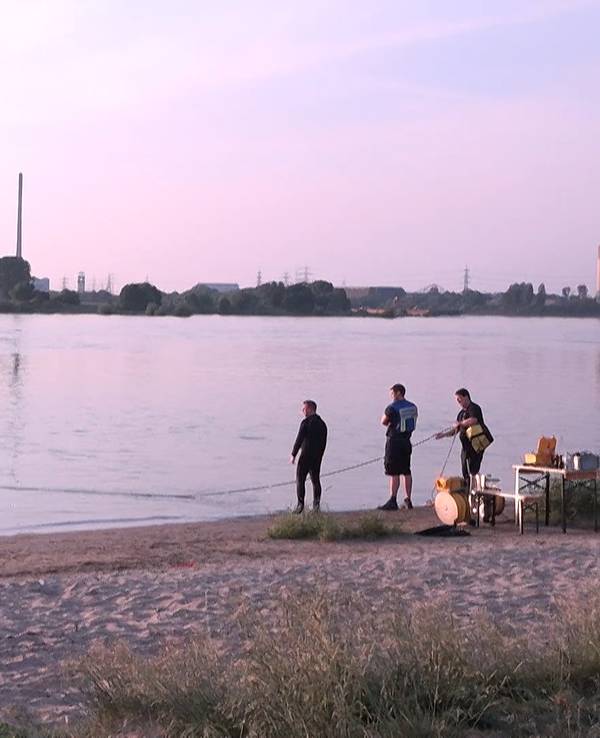Einsatzkräfte suchen den Rhein bei Duisburg ab. Die DLRG warnt erneut vor dem Schwimmen im Rhein.