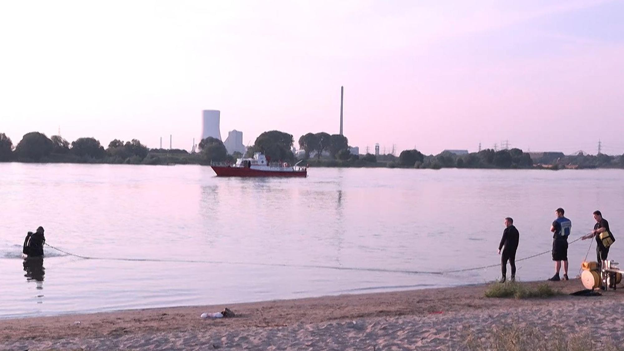 Einsatzkräfte suchen den Rhein bei Duisburg ab. Die DLRG warnt erneut vor dem Schwimmen im Rhein.