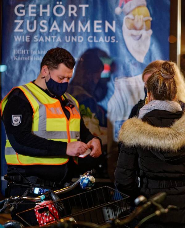 Mitarbeiter des Ordnungsamts der Stadt Köln überwachen zusammen mit der Polizei die Einhaltung der Corona-Regeln.