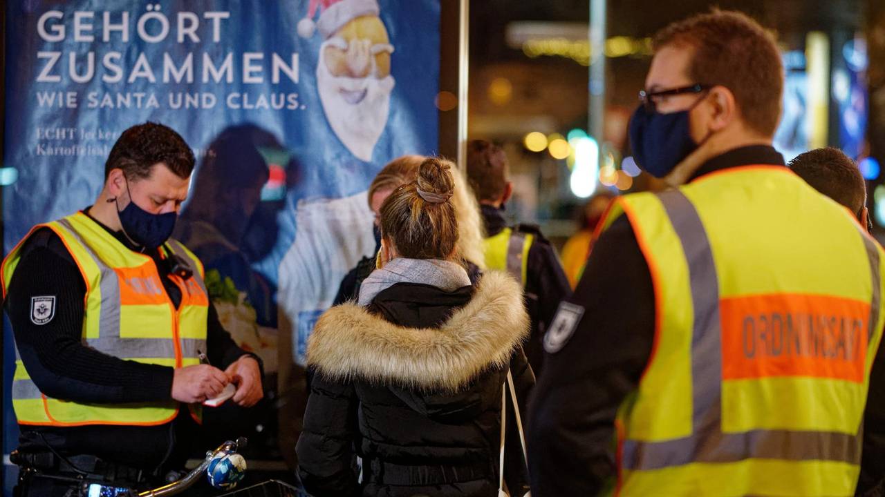 Mitarbeiter des Ordnungsamts der Stadt Köln überwachen zusammen mit der Polizei die Einhaltung der Corona-Regeln.