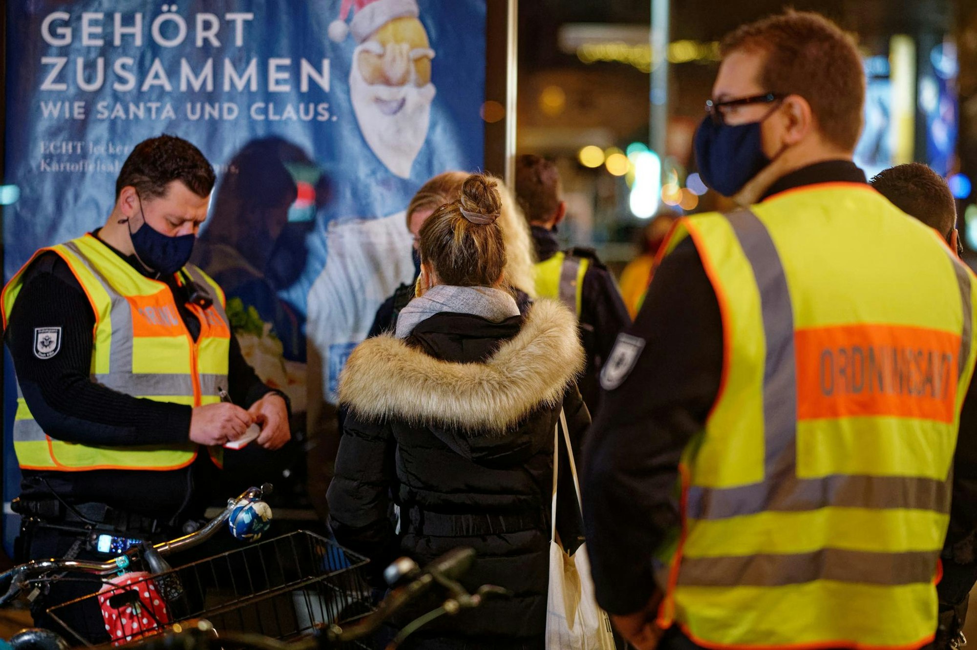 Mitarbeiter des Ordnungsamts der Stadt Köln überwachen zusammen mit der Polizei die Einhaltung der Corona-Regeln.