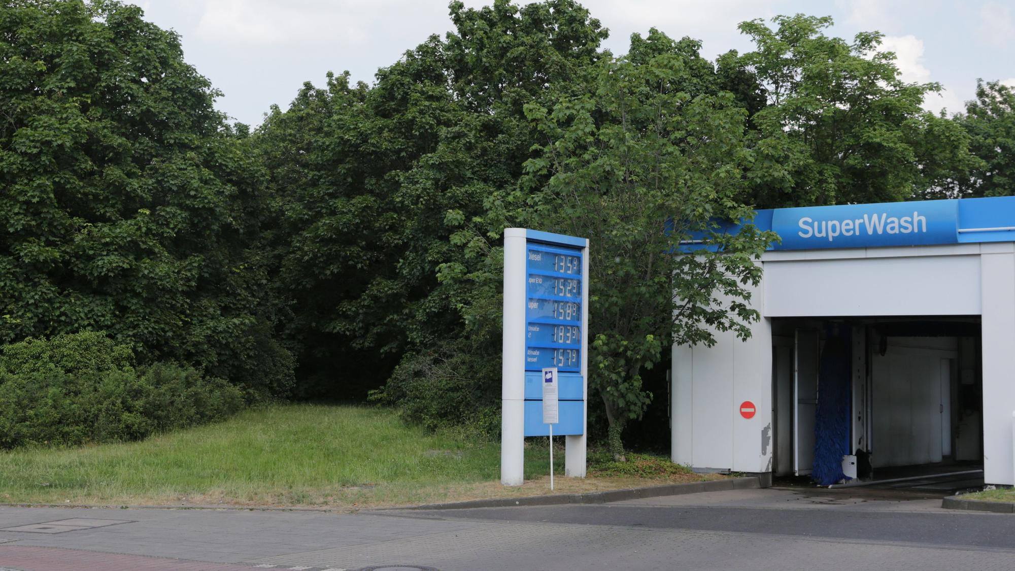 Am Freiligrathplatz in Stockum wurde ein Skelett gefunden - es lag direkt hinter der Autowaschanlage einer Tankstelle.