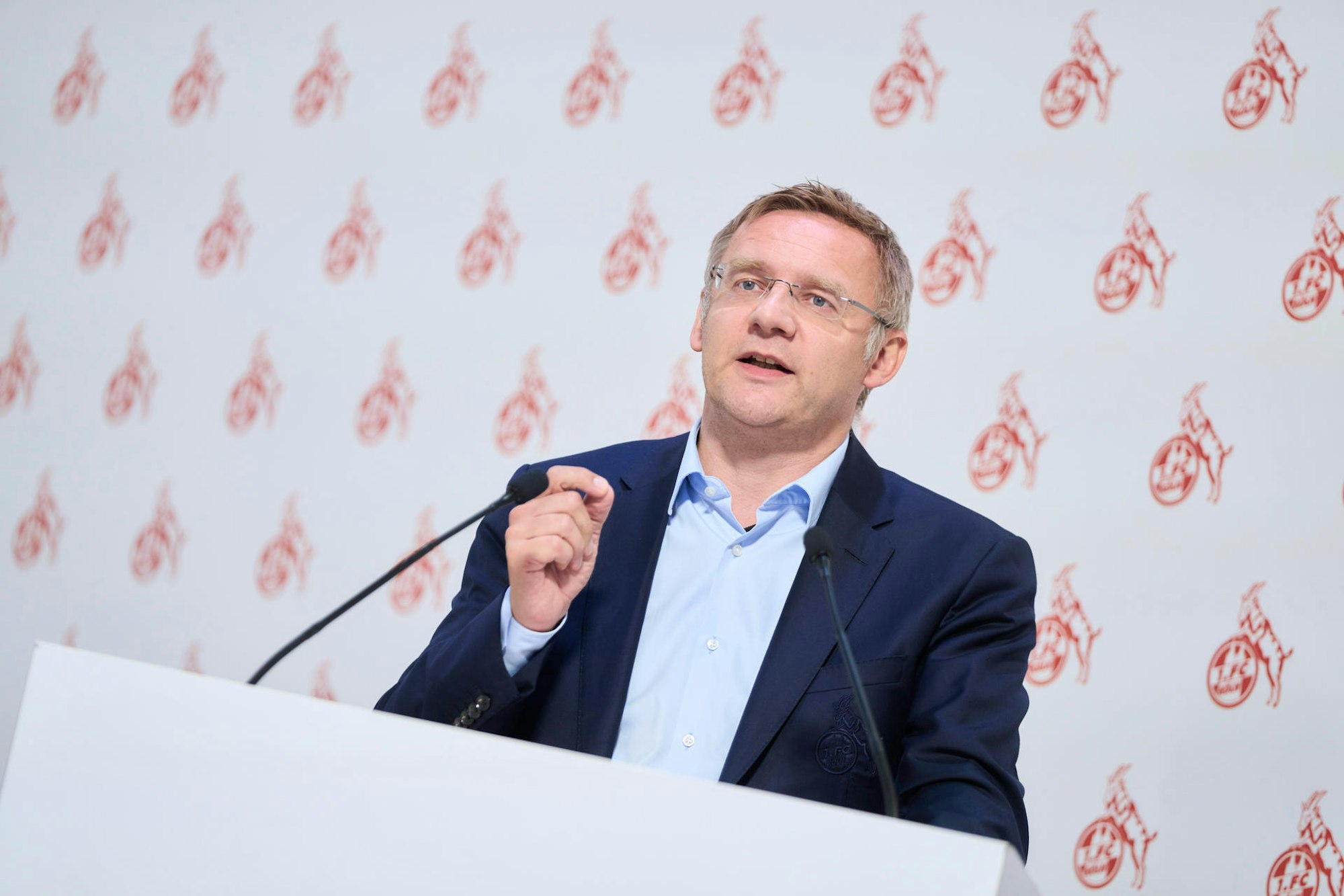 Eckhard Sauren spricht bei der Mitgliederversammlung des 1. FC Köln.