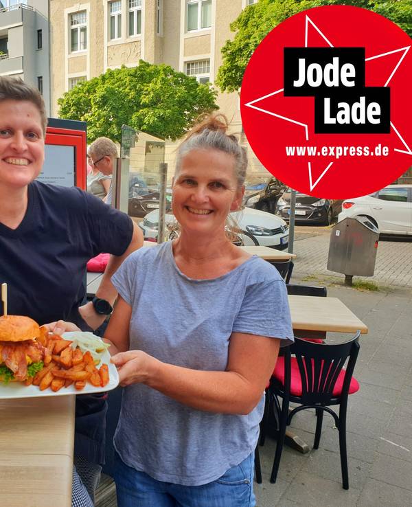 Peggy Krüger (links) und Dunya Roggenbau vom Lux präsentieren ihr Essen.