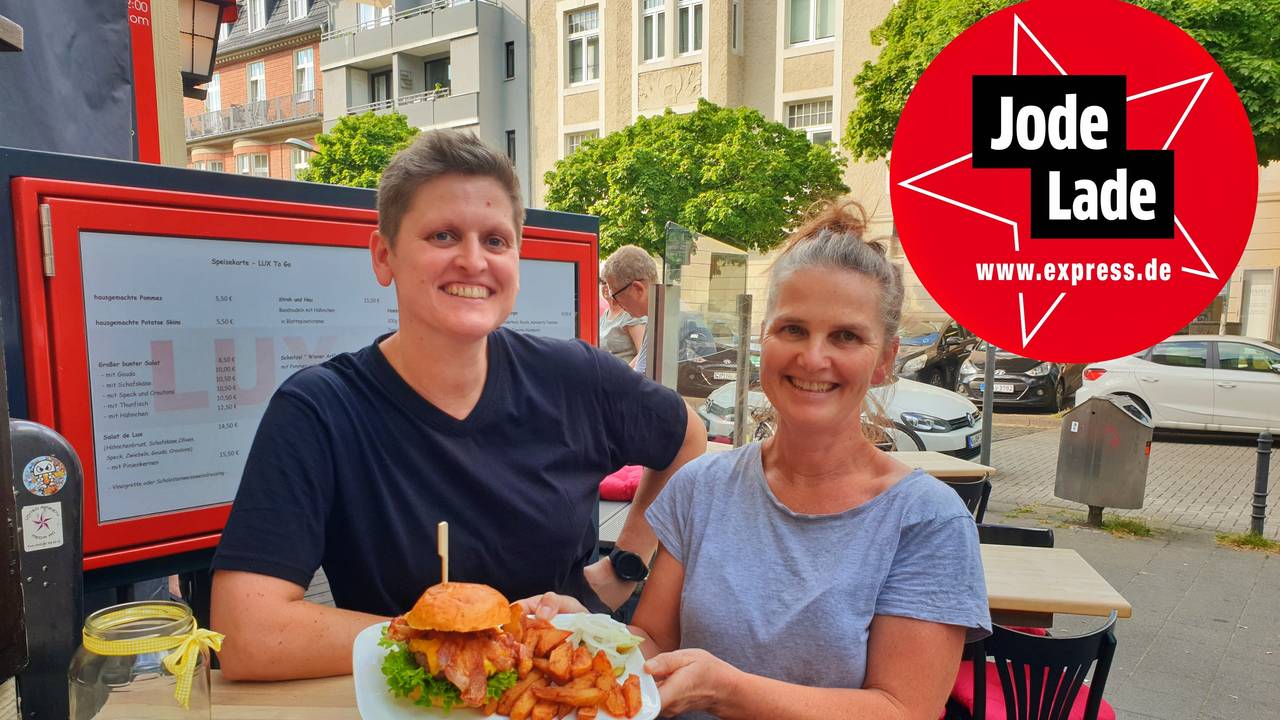 Peggy Krüger (links) und Dunya Roggenbau vom Lux präsentieren ihr Essen.