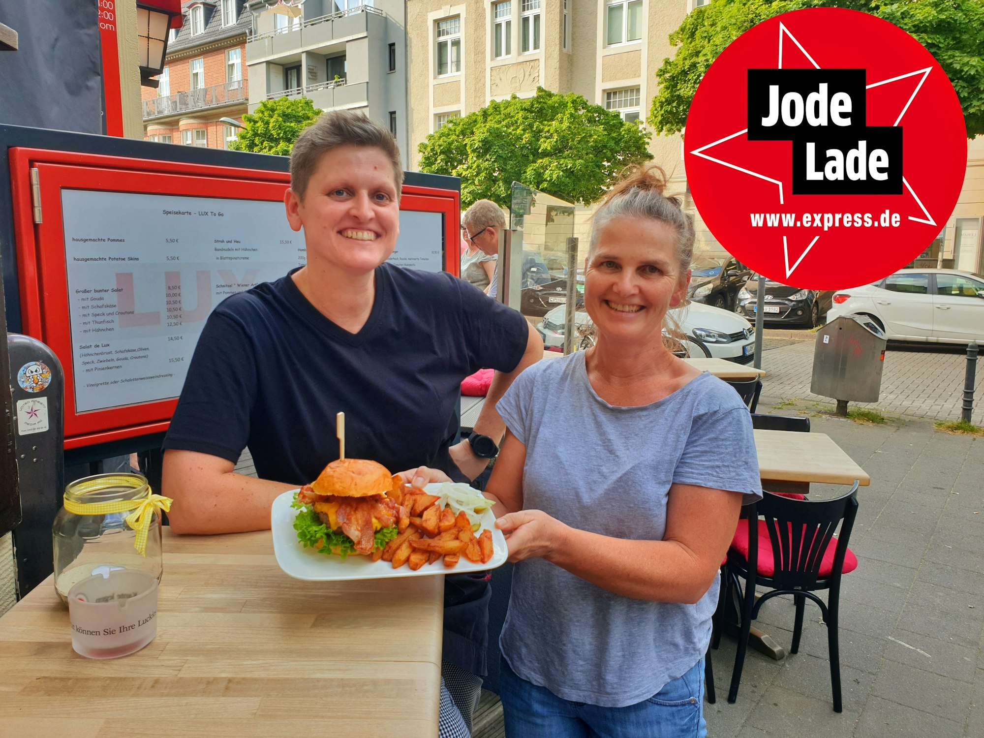 Peggy Krüger (links) und Dunya Roggenbau vom Lux präsentieren ihr Essen.