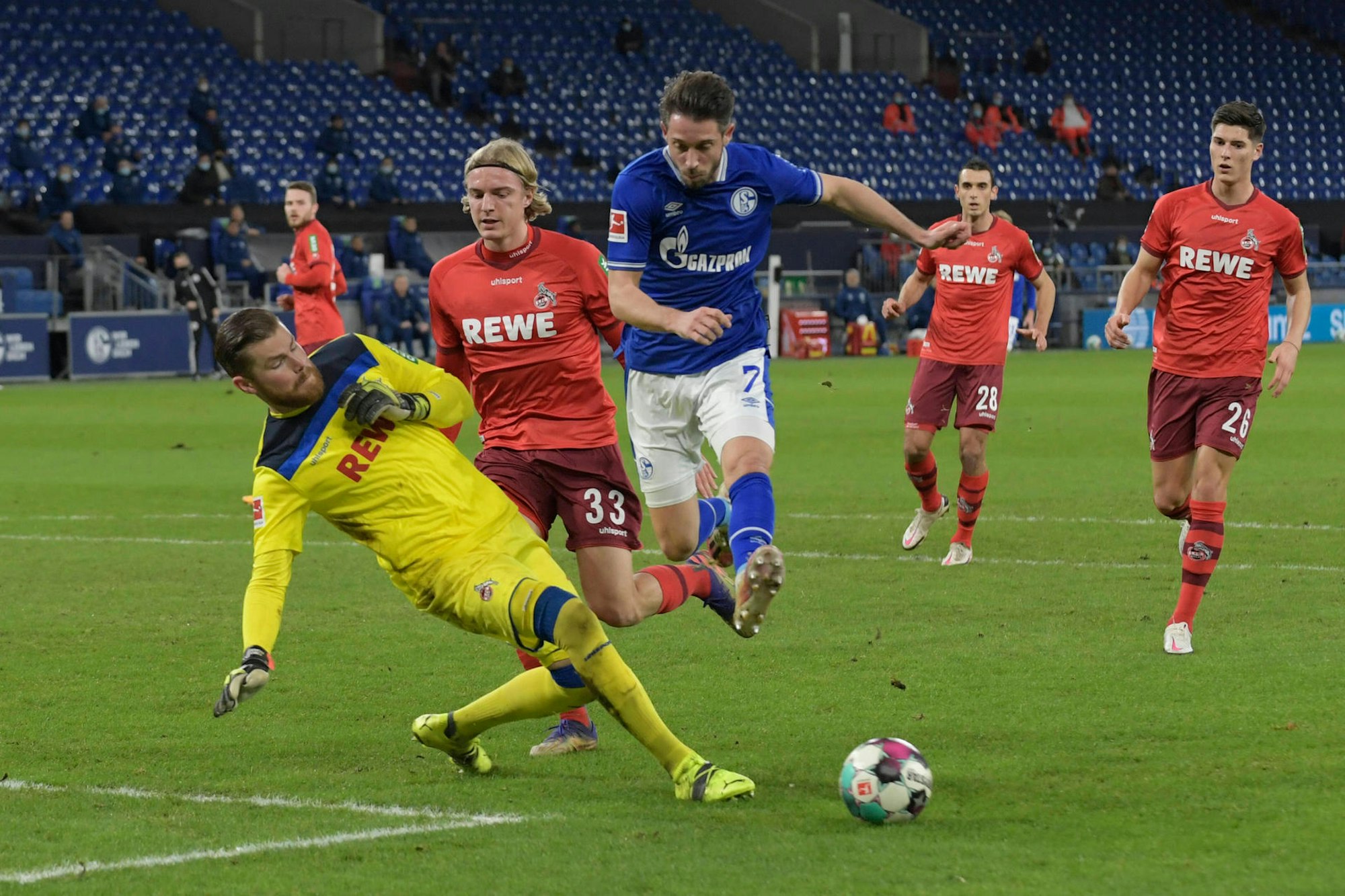 Mark Uth, Timo Horn und Sebastiaan Bornauw bei FC Schalke 04 gegen 1. FC Köln