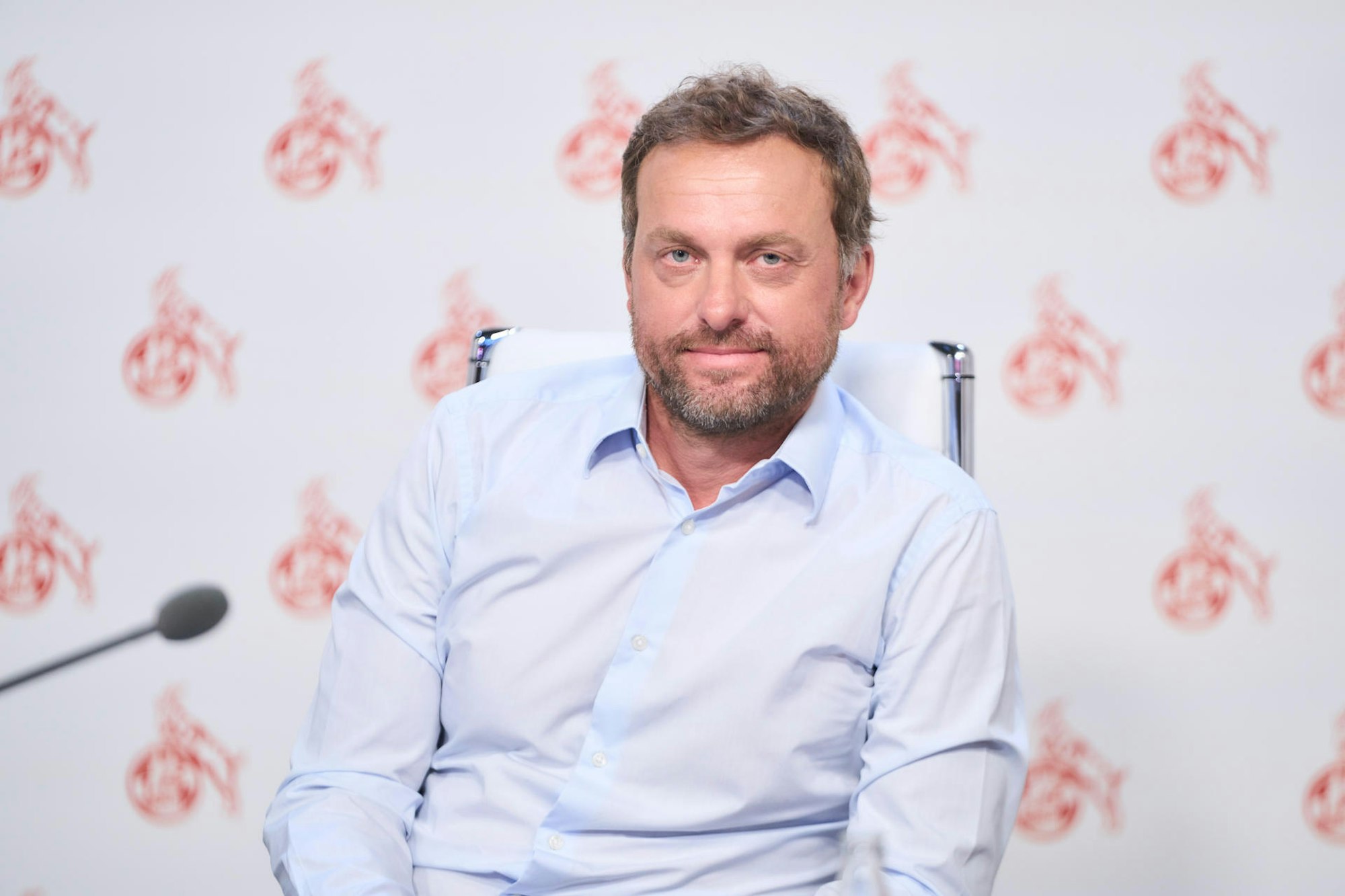 Jörg Jakobs sitzt bei der Mitgliederversammlung des 1. FC Köln.