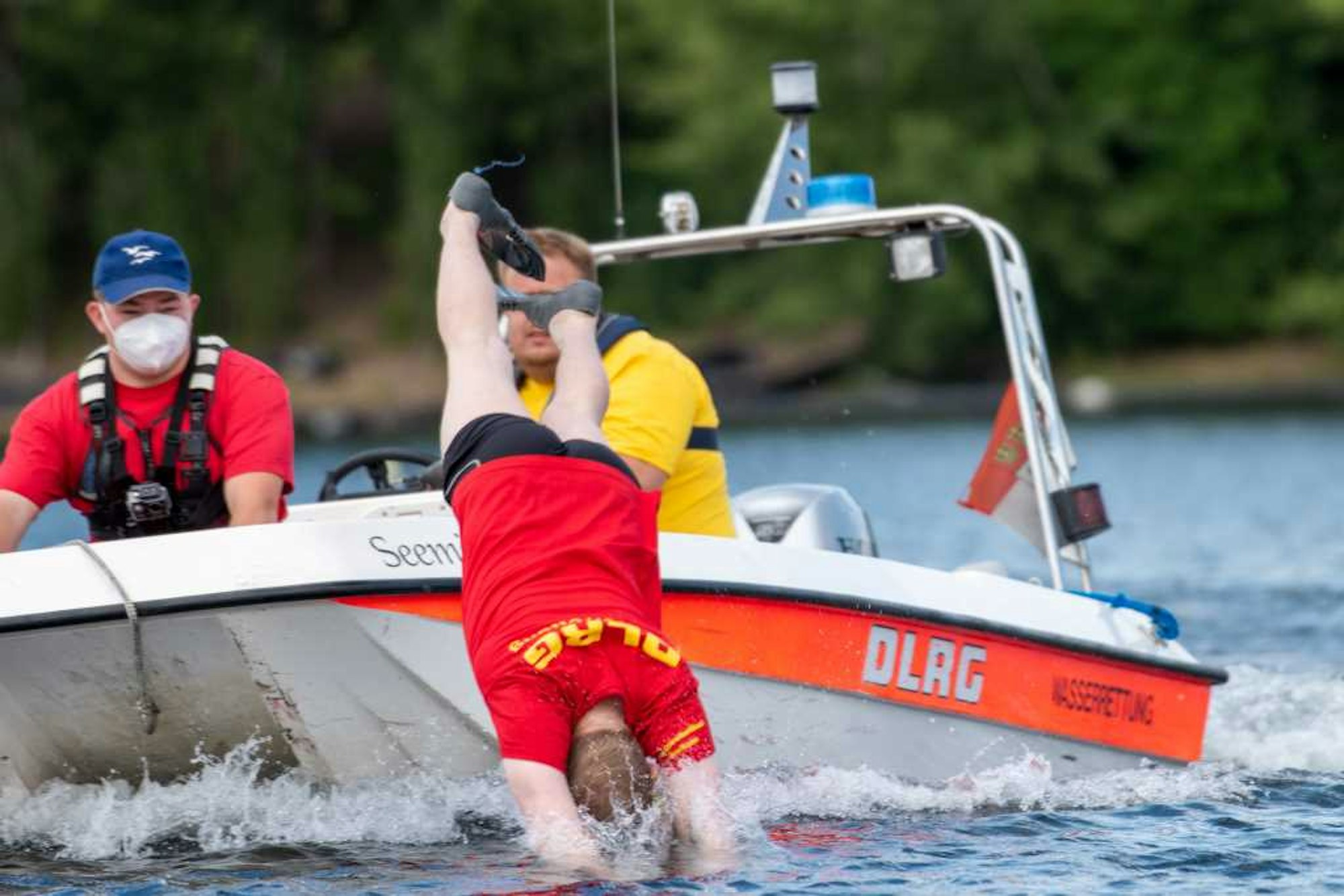 Kölner Rettungskräfte proben Einsatz mit ertrinkender Person am Fühlinger See.