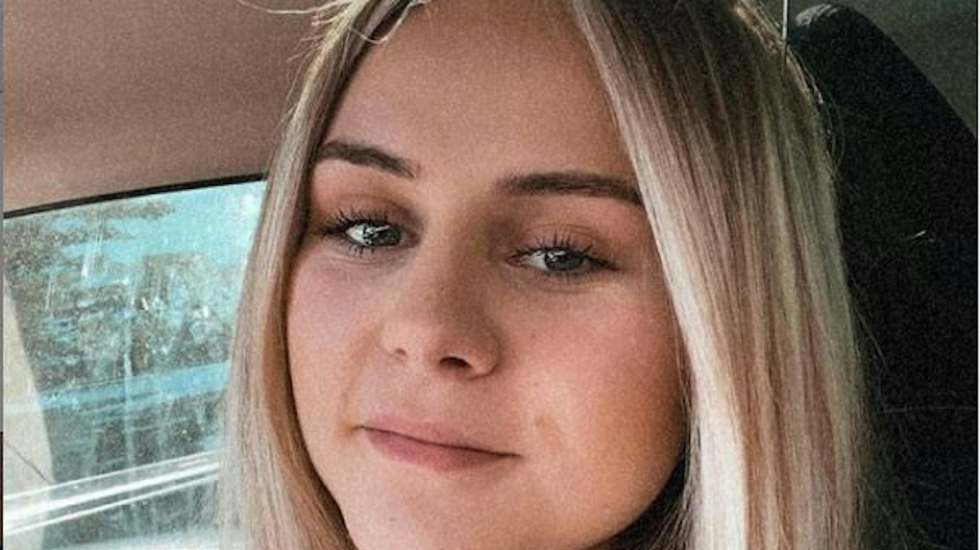 Estefania Wollny auf einem Foto vom 18. Juni mit Sonnenbrille auf dem Kopf