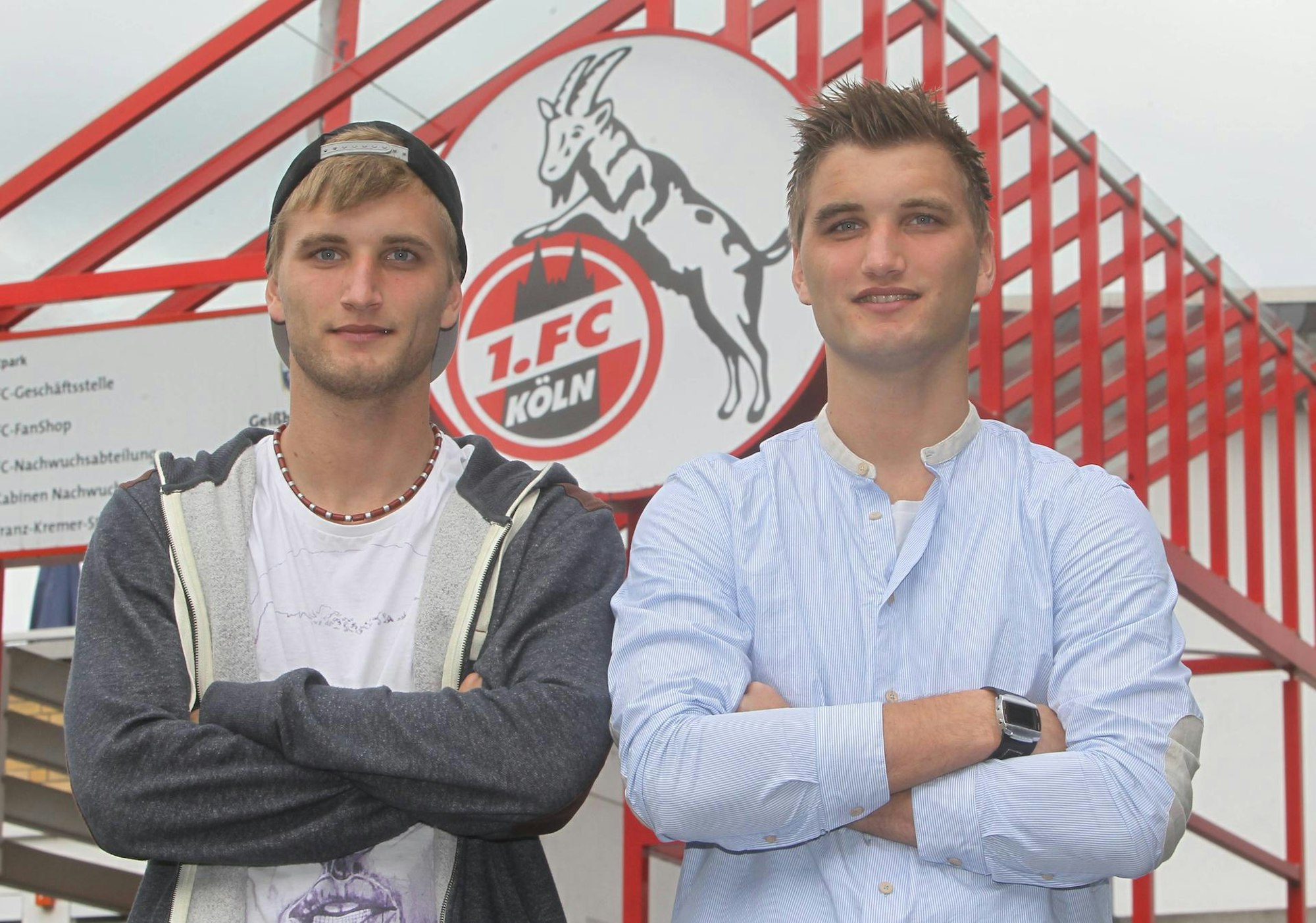 Kacper Przybylko (l.) und Jacub Przybylko posieren vorm Vereinsheim des 1. FC Köln.