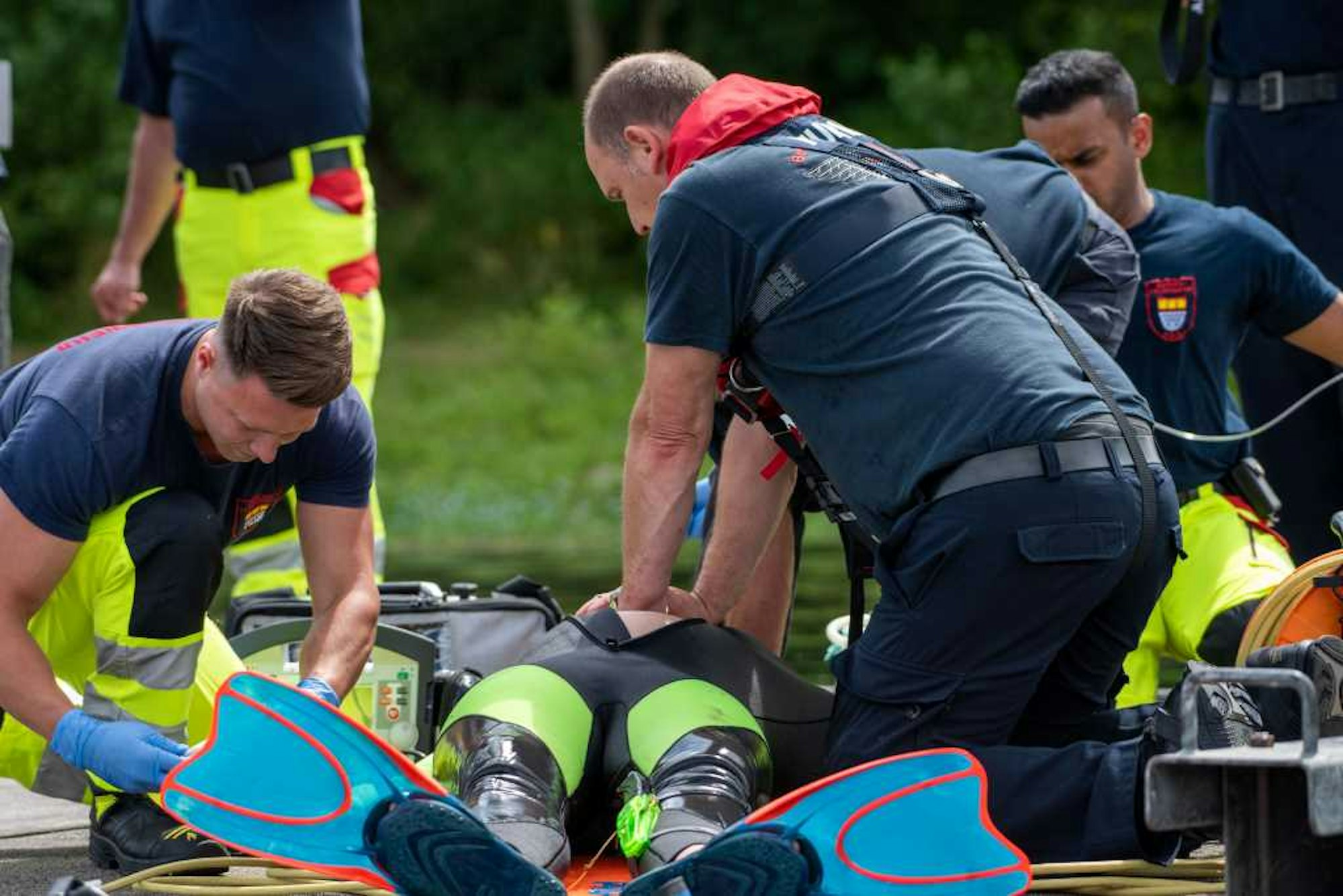 Kölner Rettungskräfte proben Einsatz mit ertrinkender Person am Fühlinger See.