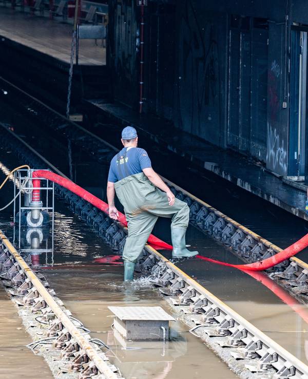 Das THW pumpt Wasser am 20.06.2021 aus der U-Bahn Station Geldernstraße / Parkgürtel. Nach Starkregen ist die U-Bahn Haltestelle überflutet. Foto: Uwe Weiser/frei über shared services
