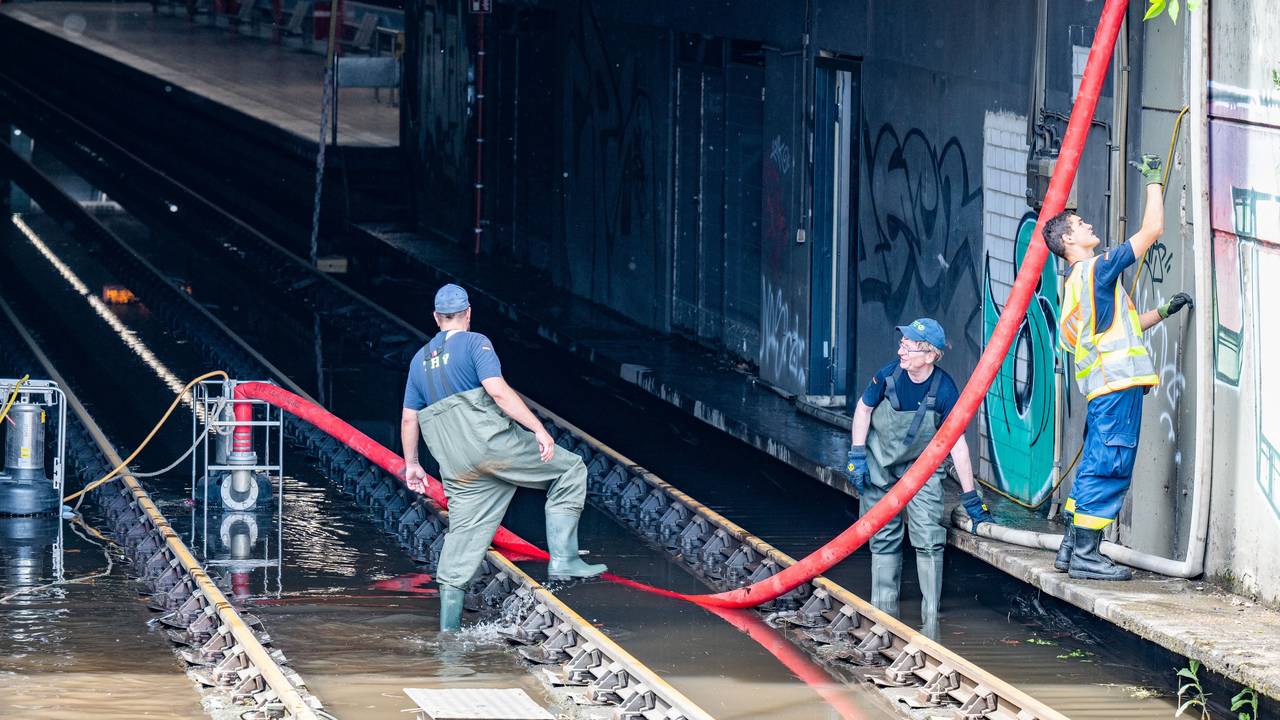 Das THW pumpt Wasser am 20.06.2021 aus der U-Bahn Station Geldernstraße / Parkgürtel. Nach Starkregen ist die U-Bahn Haltestelle überflutet. Foto: Uwe Weiser/frei über shared services