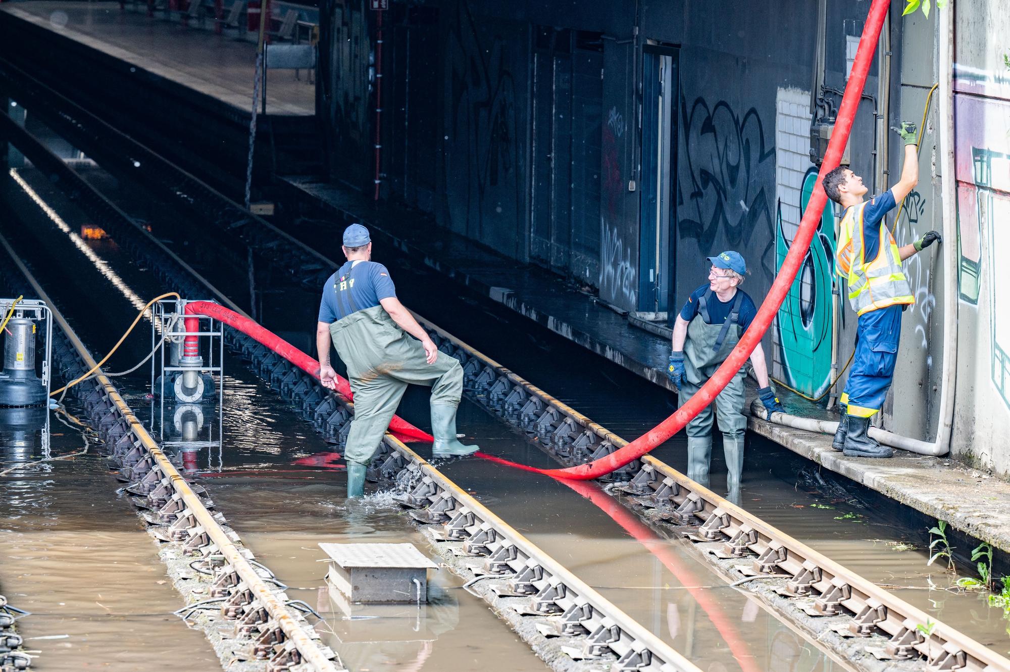 Das THW pumpt Wasser aus der U-Bahn Station Geldernstraße/Parkgürtel.